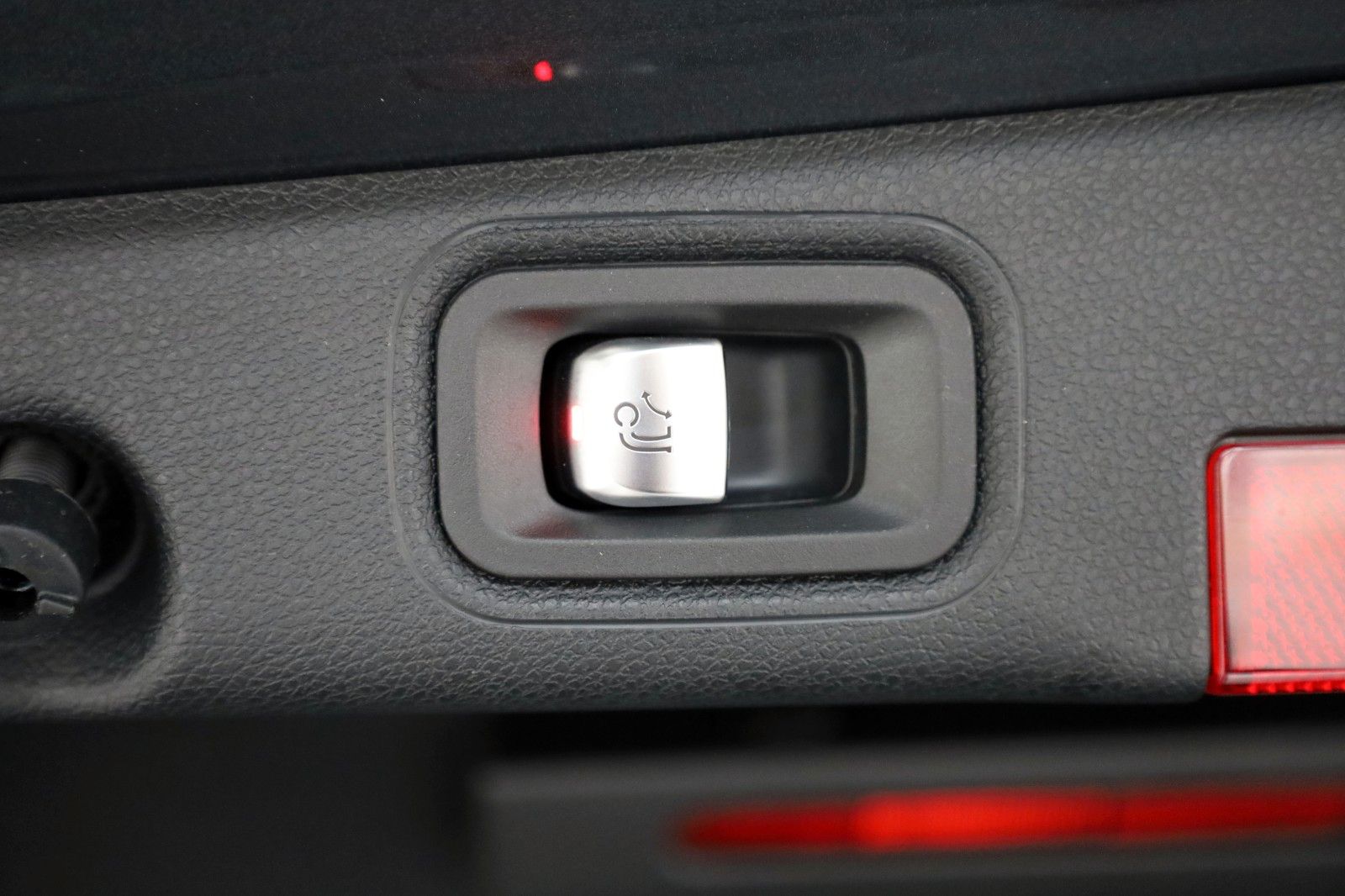 Fahrzeugabbildung Mercedes-Benz E 300 e Avantgarde Lim.,Leder,Navi,SH,Kamera,AHK