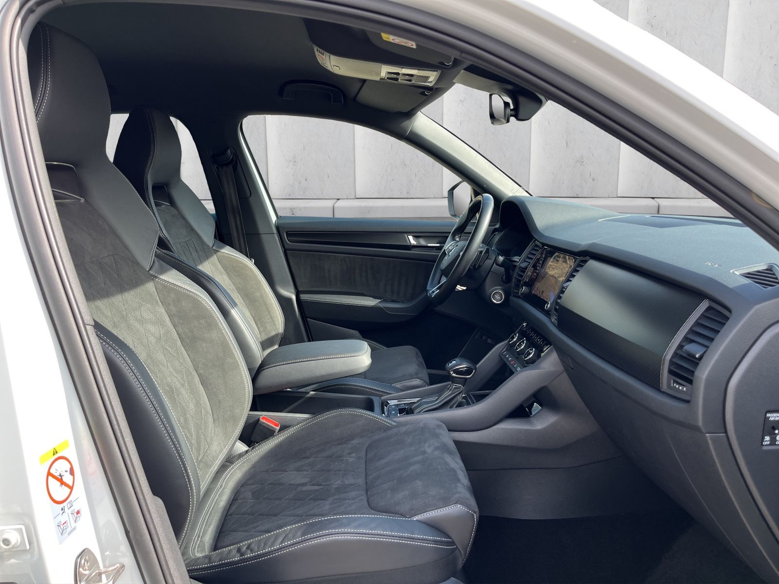 Fahrzeugabbildung SKODA Kodiaq Sportline 4x4*SHZ*LHZ*NAVI*AHK*ACC**