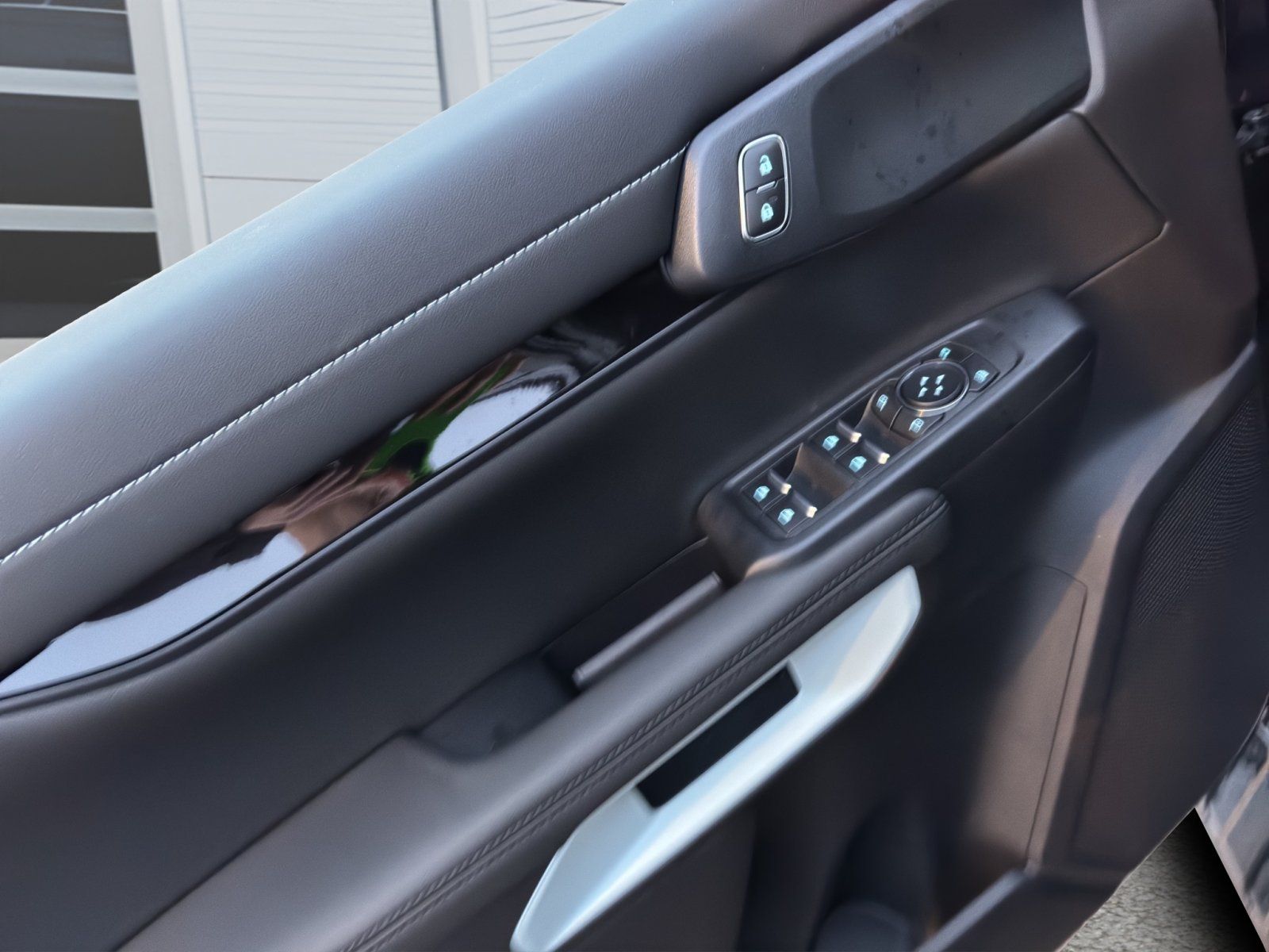 Fahrzeugabbildung Ford Ranger Plug-in-Hybrid Stormtrak e-4WD Doppelkab