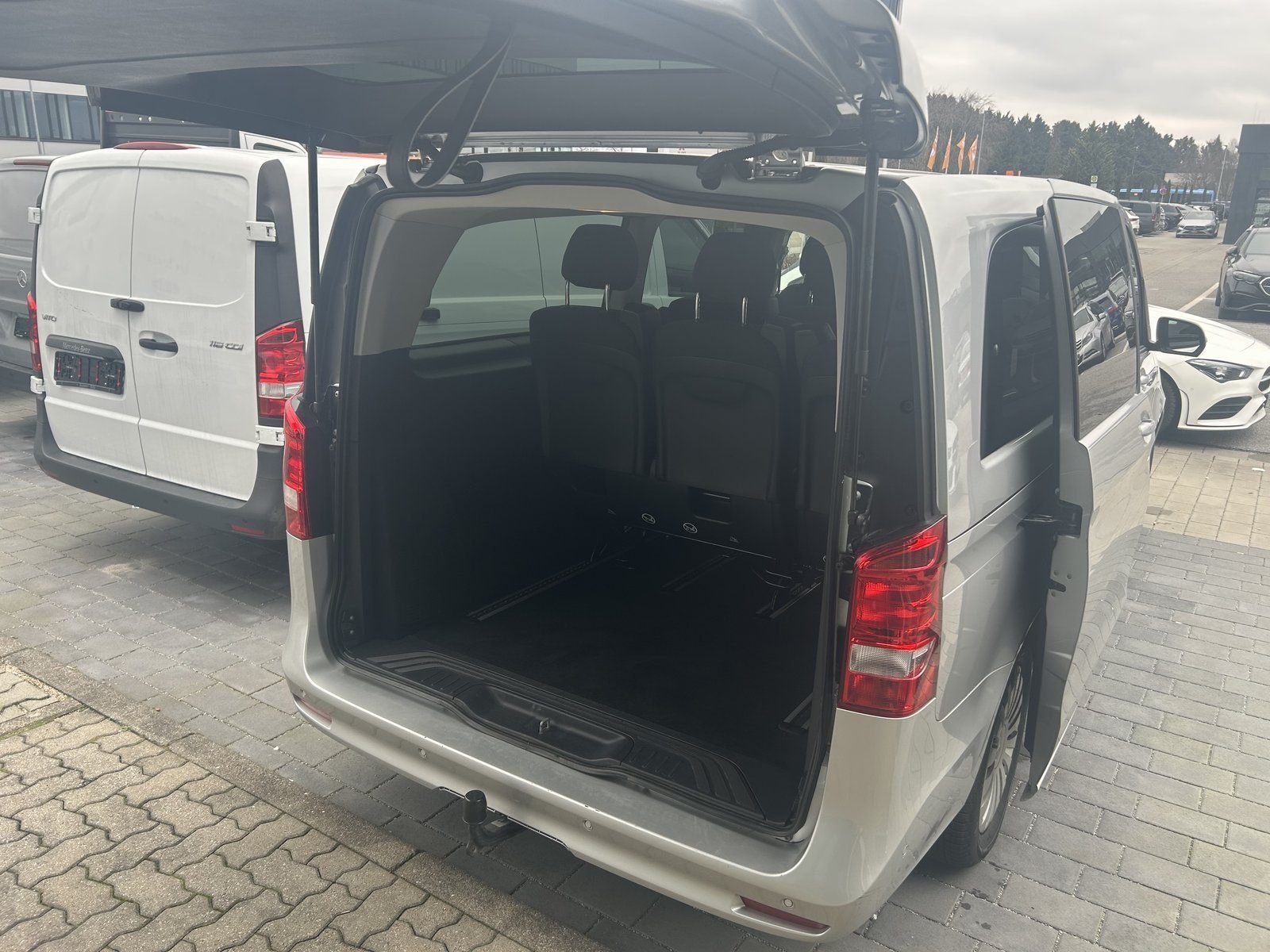 Fahrzeugabbildung Mercedes-Benz V 300 d 4M extralang AHK 8-Sitz AIRMATIC Kamera