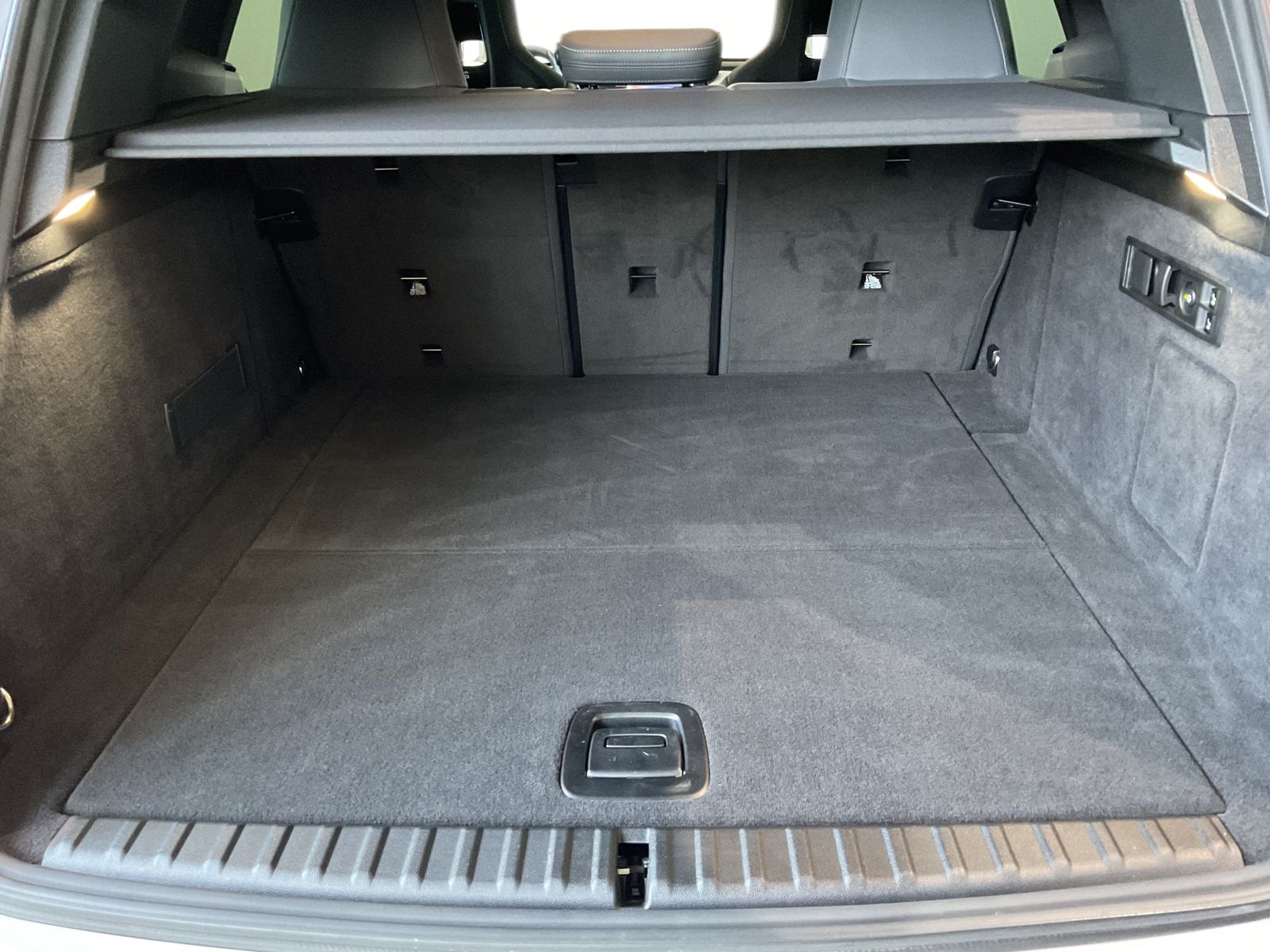 Fahrzeugabbildung BMW iX xDrive50 Sportpaket HK HiFi Pano.Dach AHK