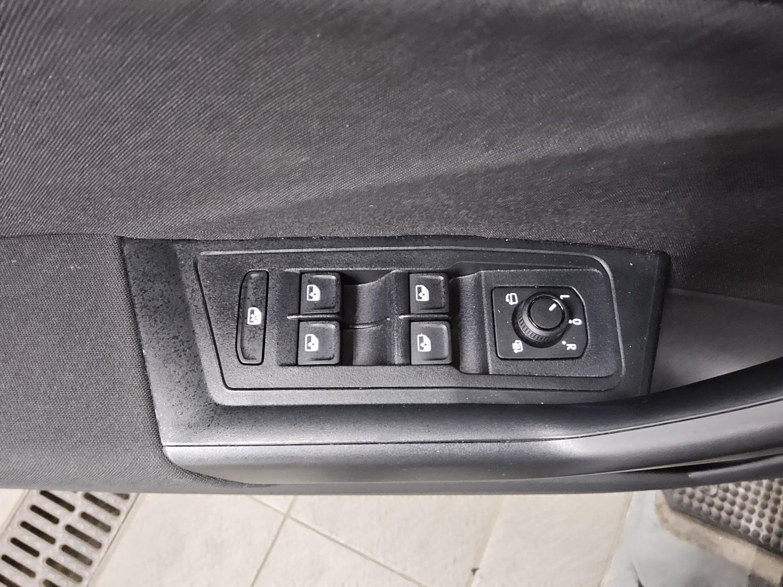 Volkswagen T-Roc 1.0 TSI Life LED DC Shz PDC Klima foto 10
