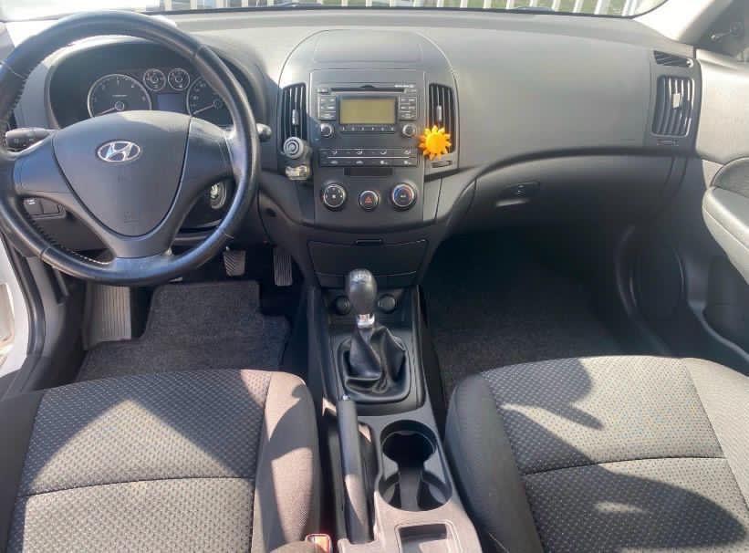 Hyundai i30 2011 — interior