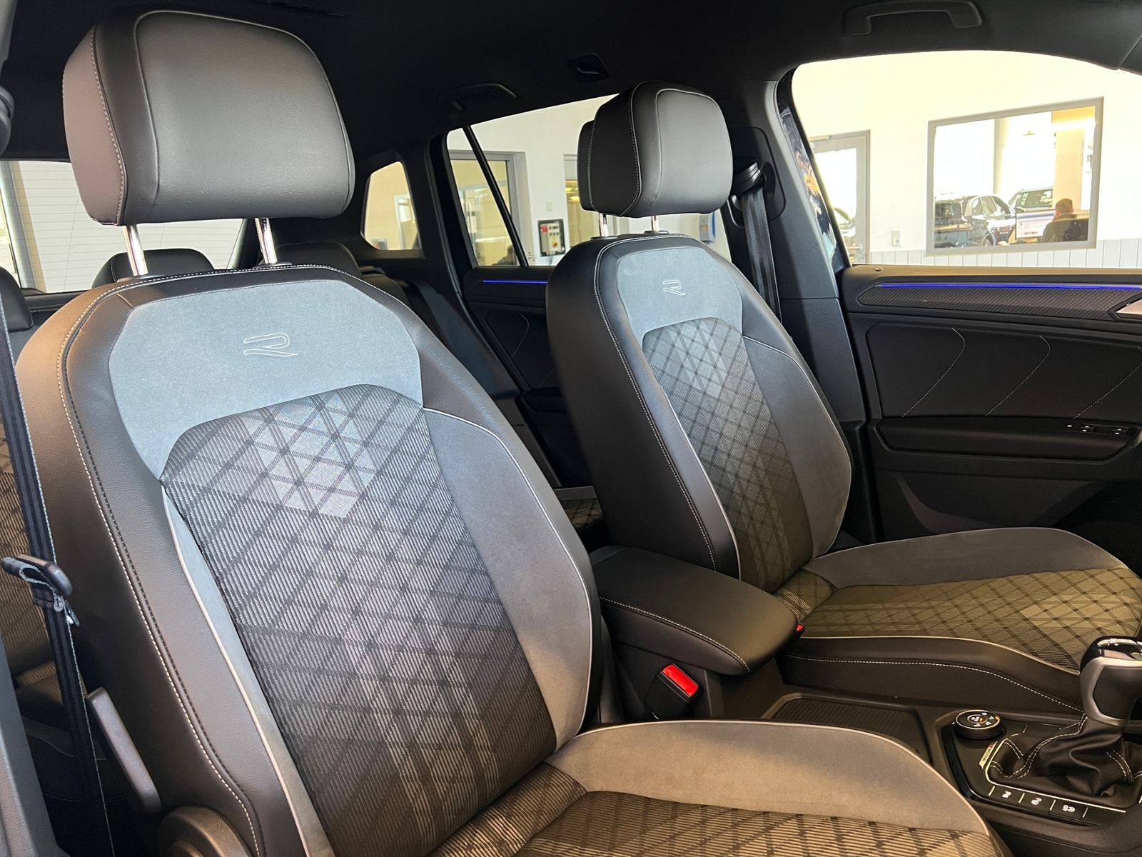 Fahrzeugabbildung Volkswagen Tiguan R-Line 2.0 TDI DSG 4MOTION *AHK, LED, Bla