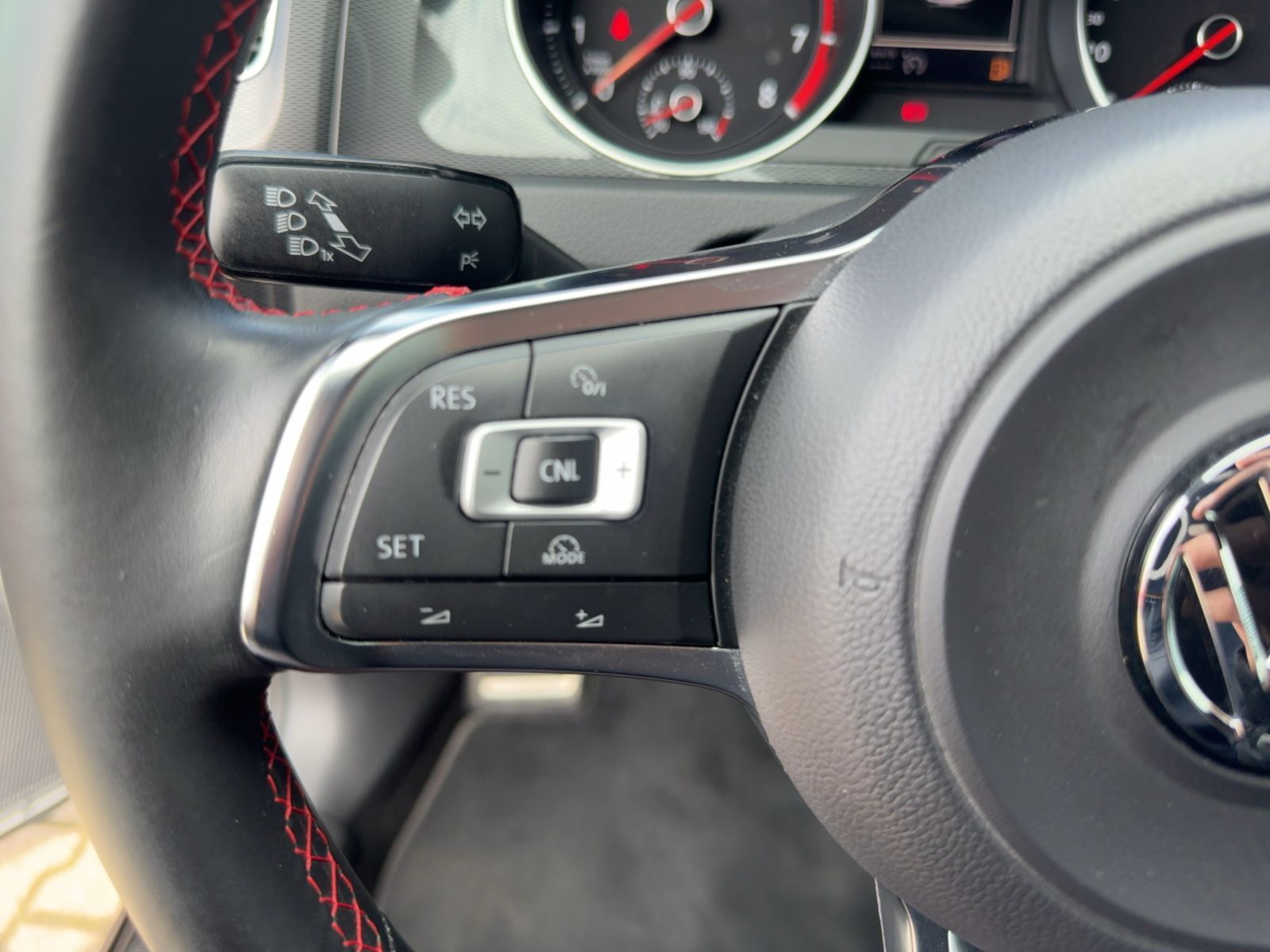 Fahrzeugabbildung Volkswagen Golf VII GTI 2.0 TSI Alu Bi-Xenon Navi Sitzh. PD