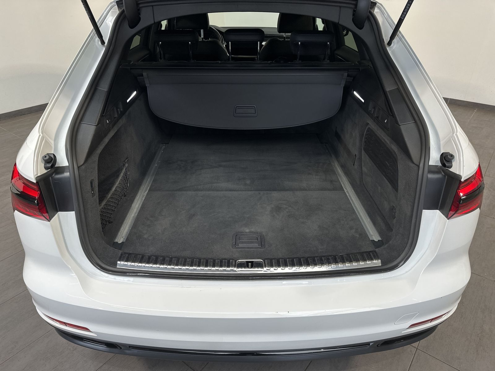 Fahrzeugabbildung Audi A6 Avant 40 TDI S-Line NAV+LED+AHK+CARPLAY+20ZO