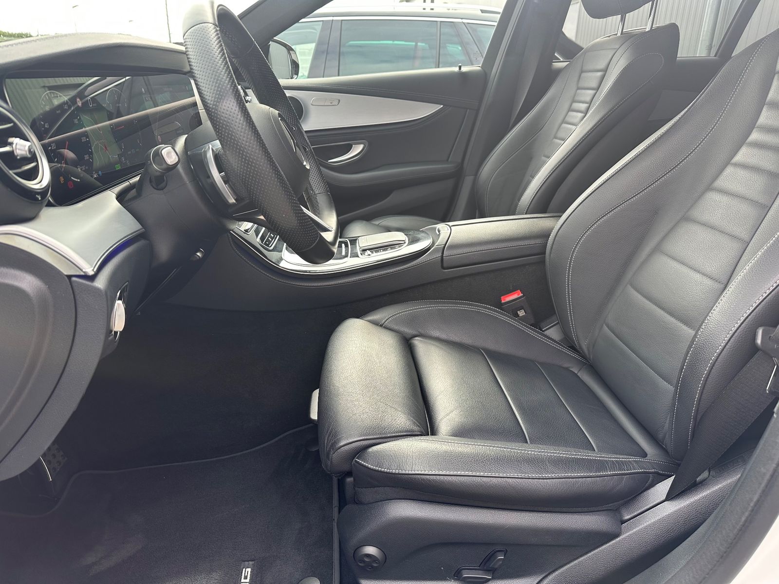 Fahrzeugabbildung Mercedes-Benz E 220 d T AMG Line NAV+LED+AHK+KAMERA+20ZO