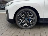BMW iX xDrive50 Sportpaket 22"-PANO°belüf.Masags°AHK - weiße BMW iX