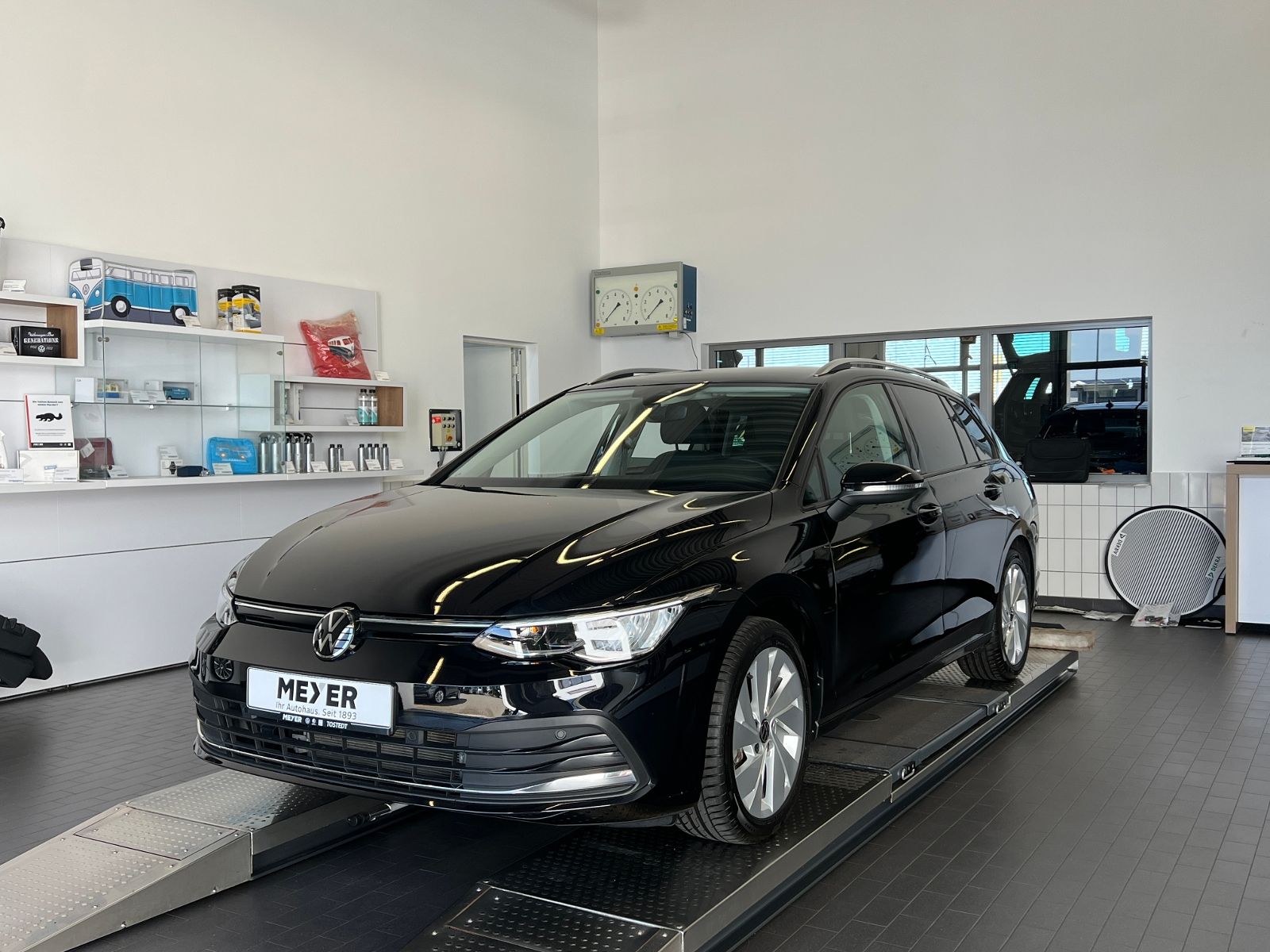 Fahrzeugabbildung Volkswagen Golf VIII Variant ACTIVE 1.5 eTSI DSG *AHK, LED,