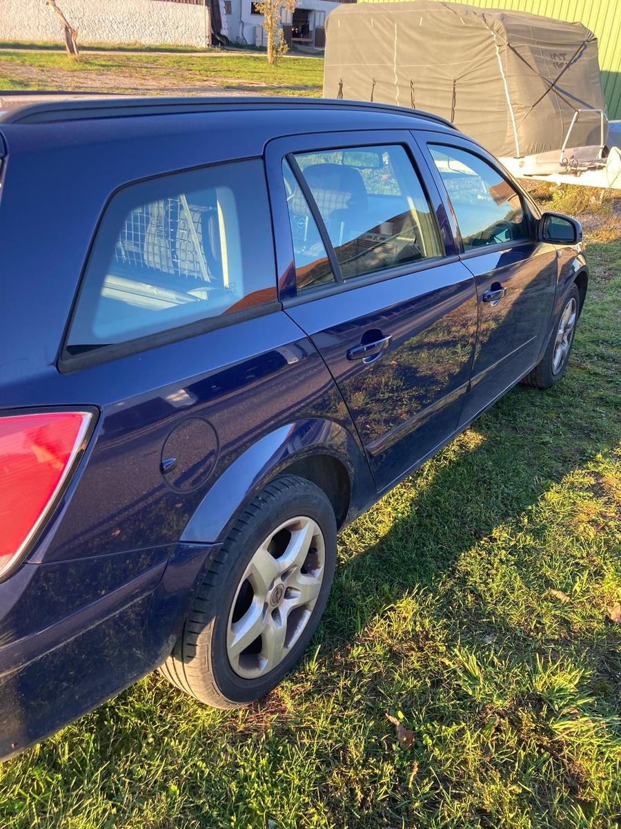 Opel Astra 2008 — rear view