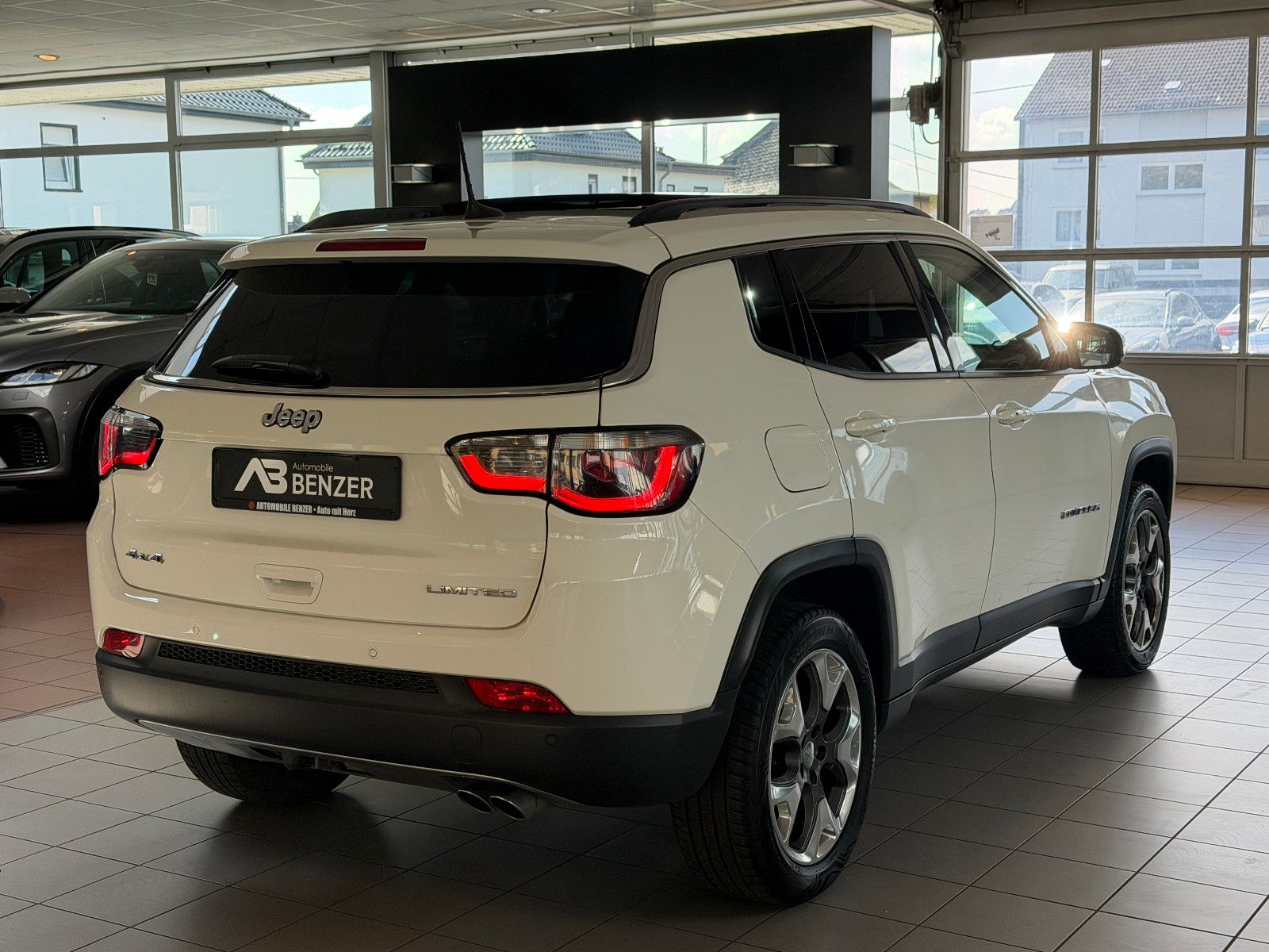 Fahrzeugabbildung Jeep Compass Limited 4WD /PANO/SHZ/L-HEIZ/PDC