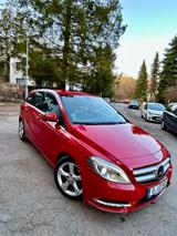Mercedes-Benz B 200 - 1.6 L Turbo - Rot - Mercedes-Benz B 200: Turbo