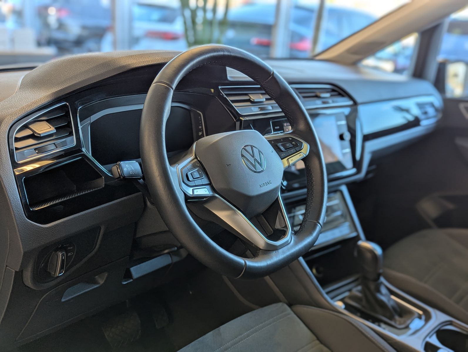 VW Touran 2.0 DSG R-Line High. Pano 7-Si IQ.Dri AHK - Image 26