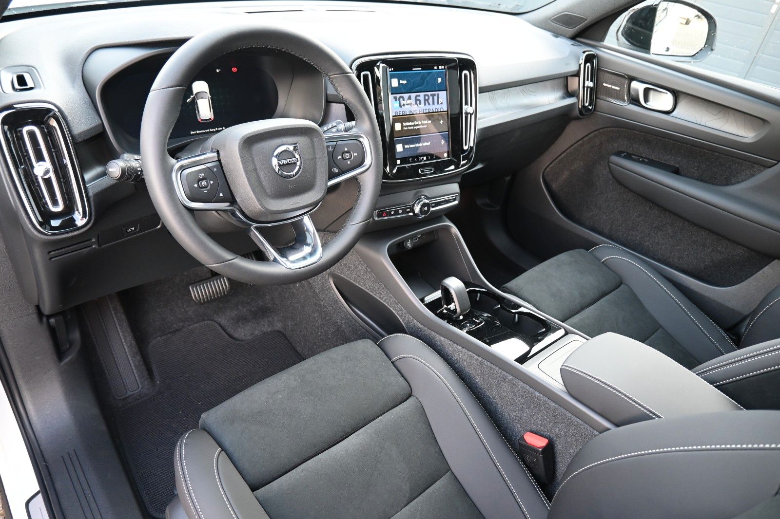 Fahrzeugabbildung Volvo XC40 Ultimate RC Pure Electric AWD*360°*PANO*GSD