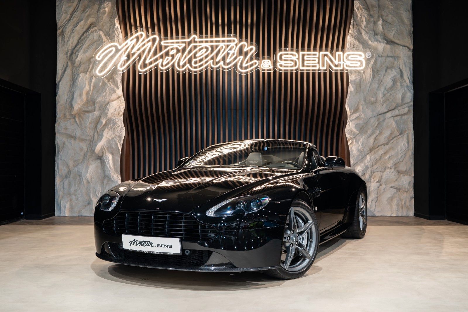 ASTON MARTIN V8 Vantage