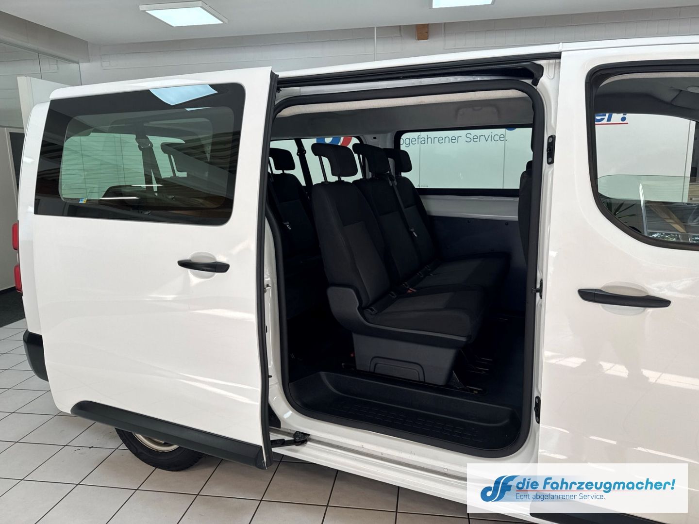 Fahrzeugabbildung Opel Vivaro Kombi L 1.5 D EU6d-T Apple CarPlay Androi