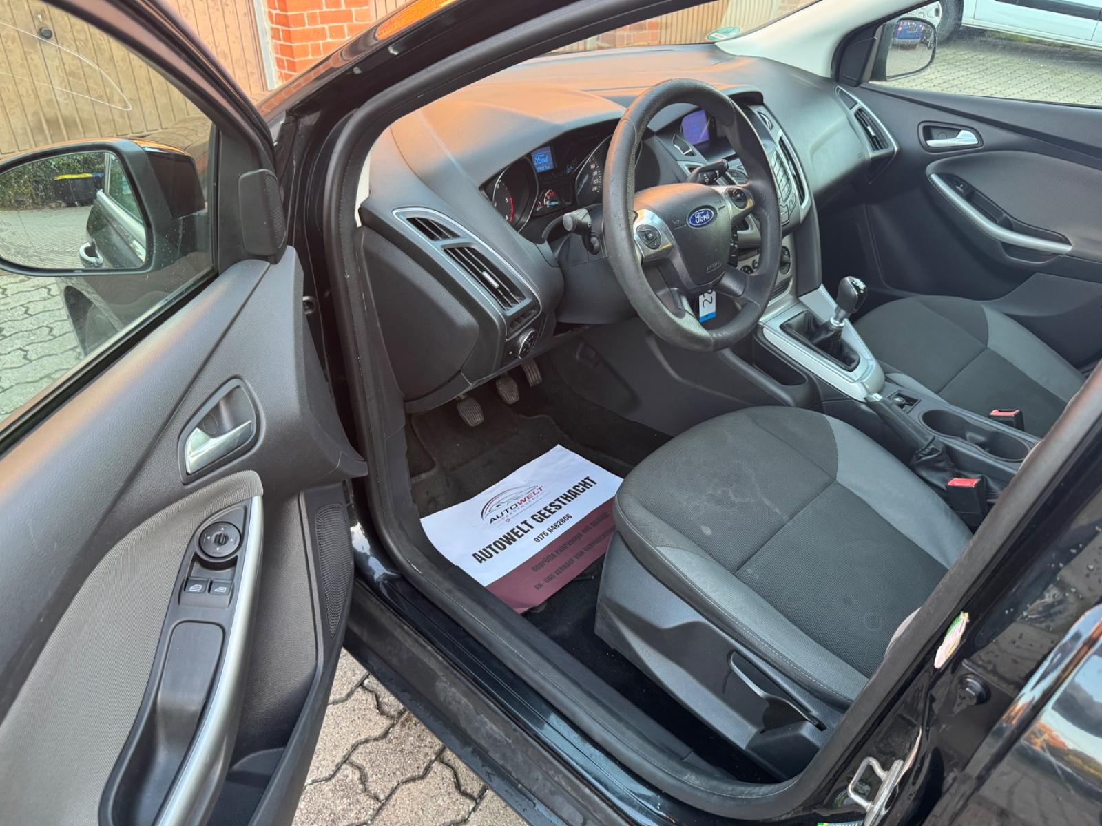 Ford Focus 2012 — rear view