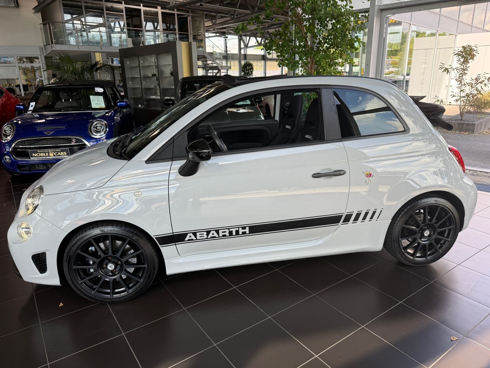 Fahrzeugabbildung Abarth 595C Cabrio Competizione KLIMA NAV PDC Beats