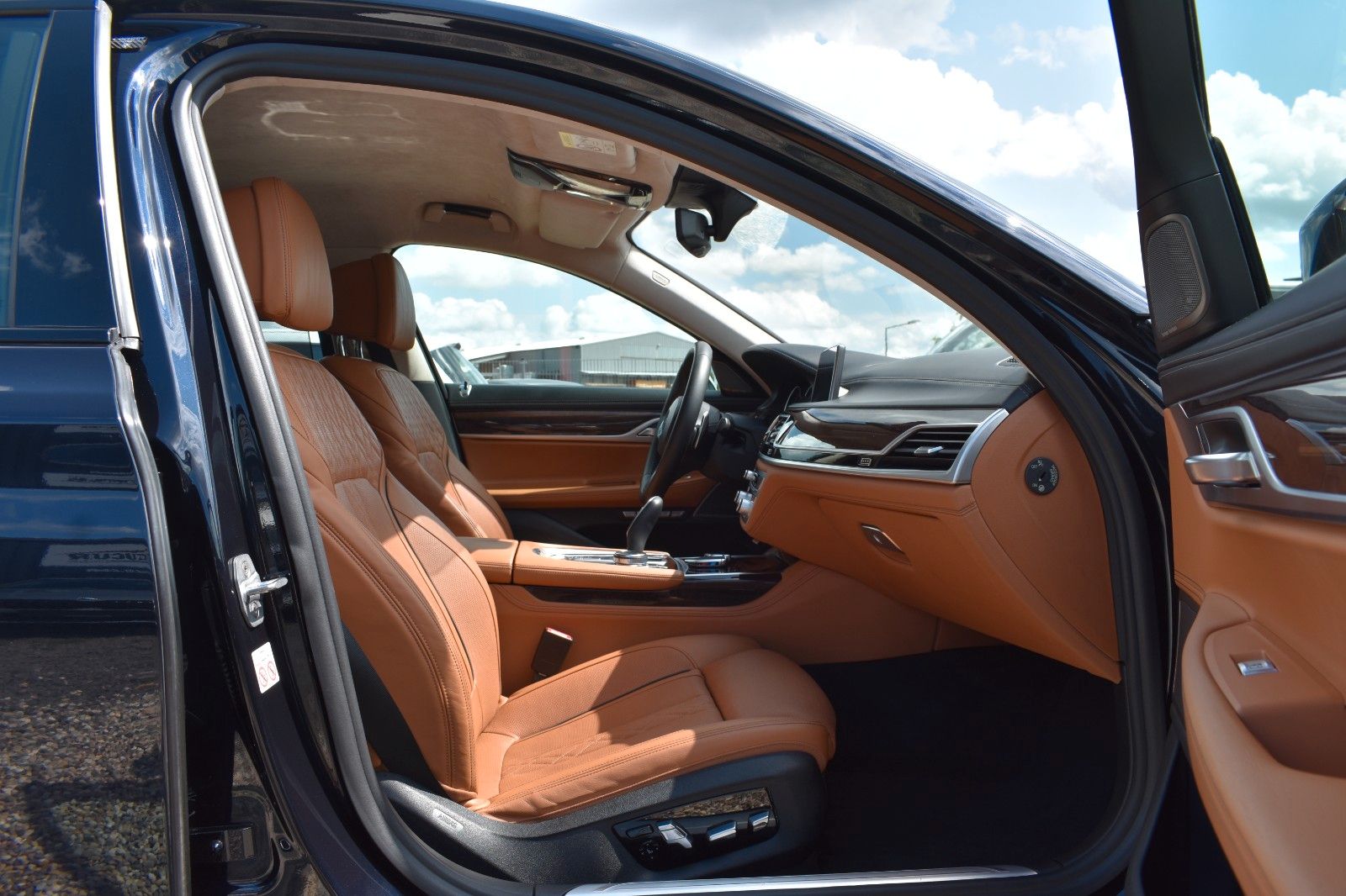 Fahrzeugabbildung BMW 750i xDrive M Sport Gestik Applecar H&K Garantie