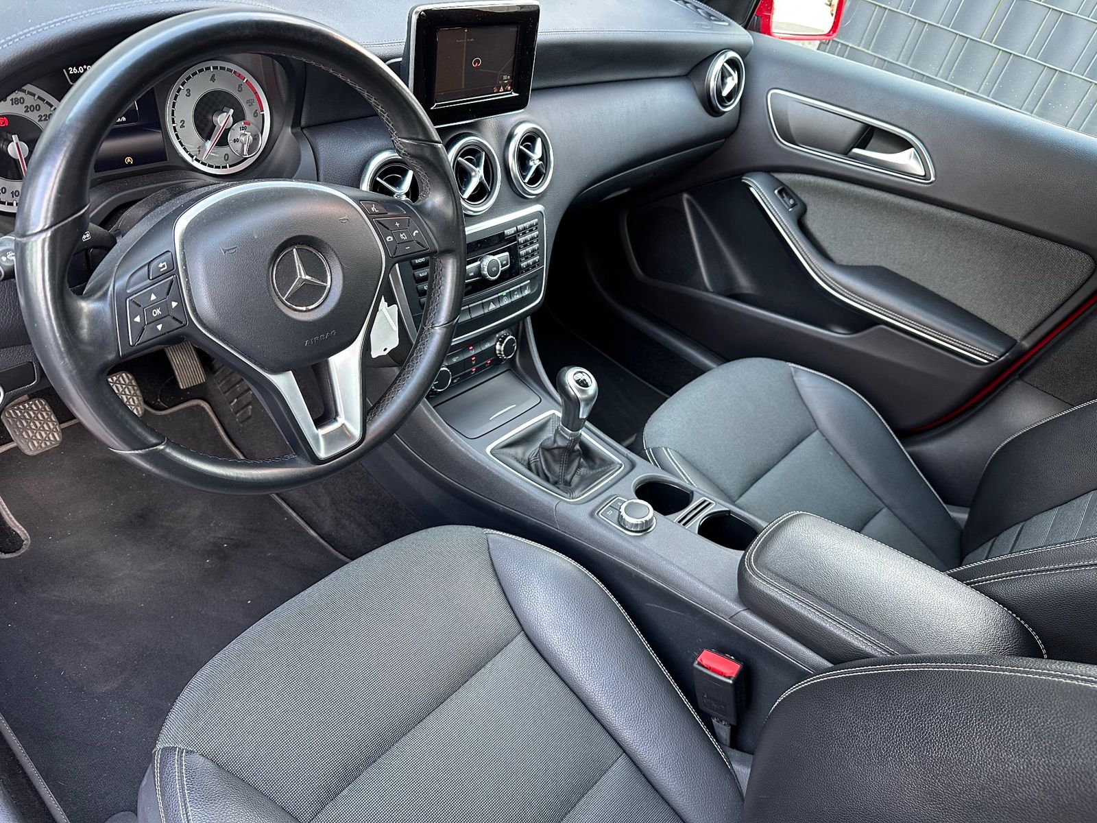 Fahrzeugabbildung Mercedes-Benz A 180 Limousine Style NAV+Bi-Xen+KLIMA+PDC+EU6