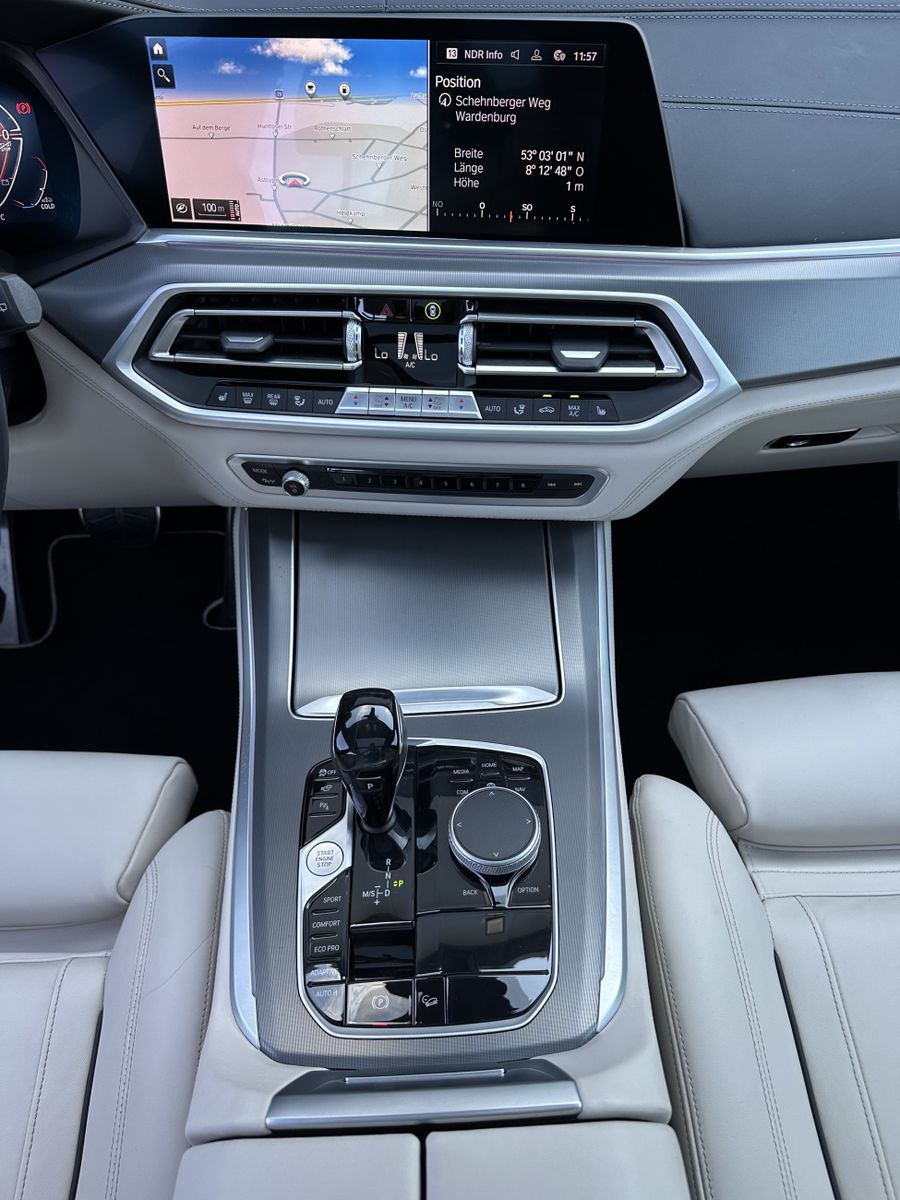 Fahrzeugabbildung BMW X5 xDrive40d M-Sport NAV+LASER+PANO+HEAD-UP+22ZO