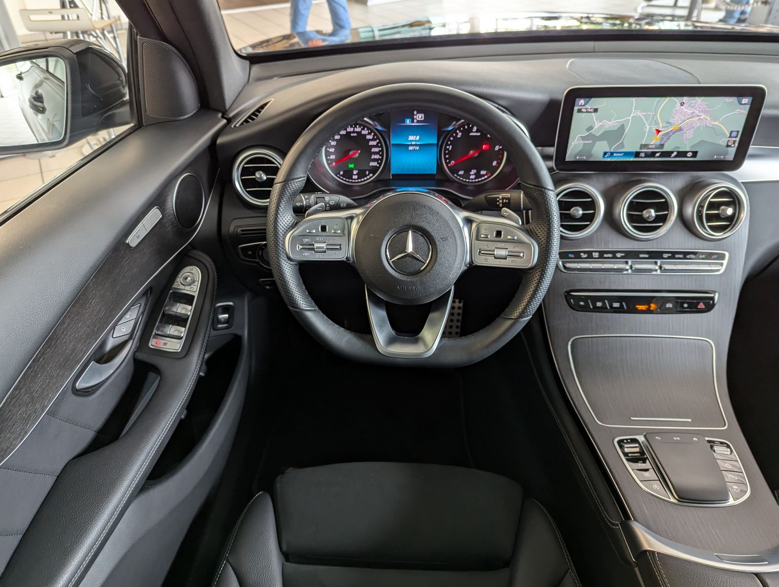 Fahrzeugabbildung Mercedes-Benz GLC 300 d 4M AMG Pano Multibeam Komfort-Paket