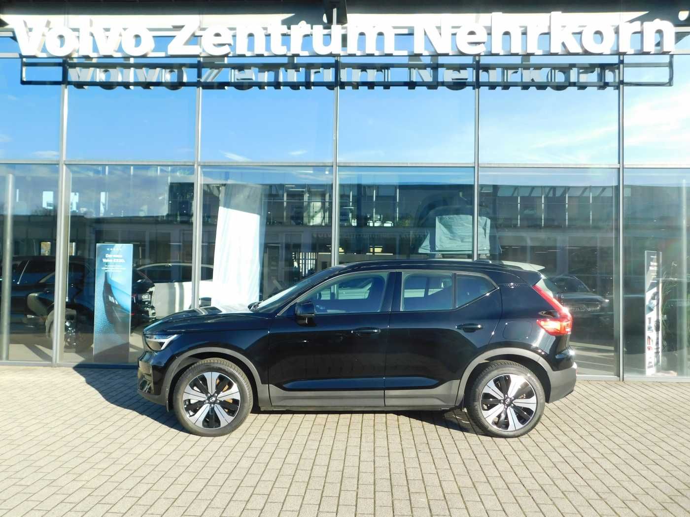 Fahrzeugabbildung Volvo XC40 Recharge Twin Motor AWD Plus 'AHK, GJR'