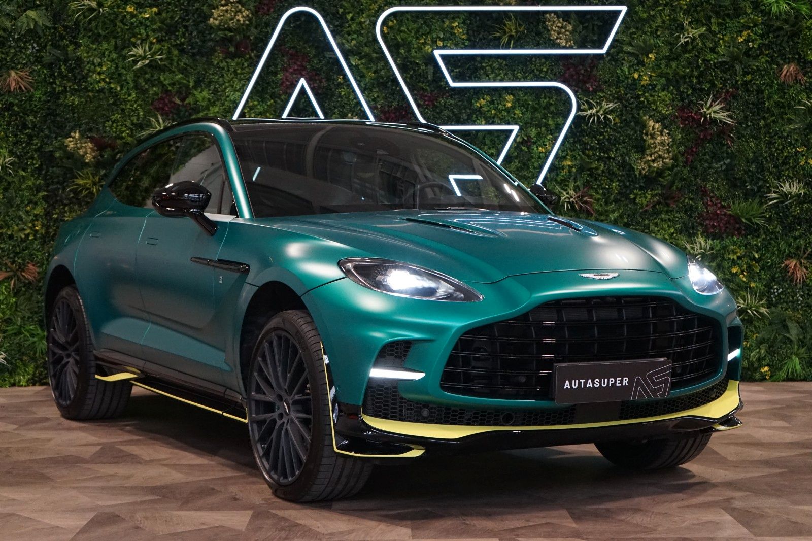 ASTON MARTIN DBX