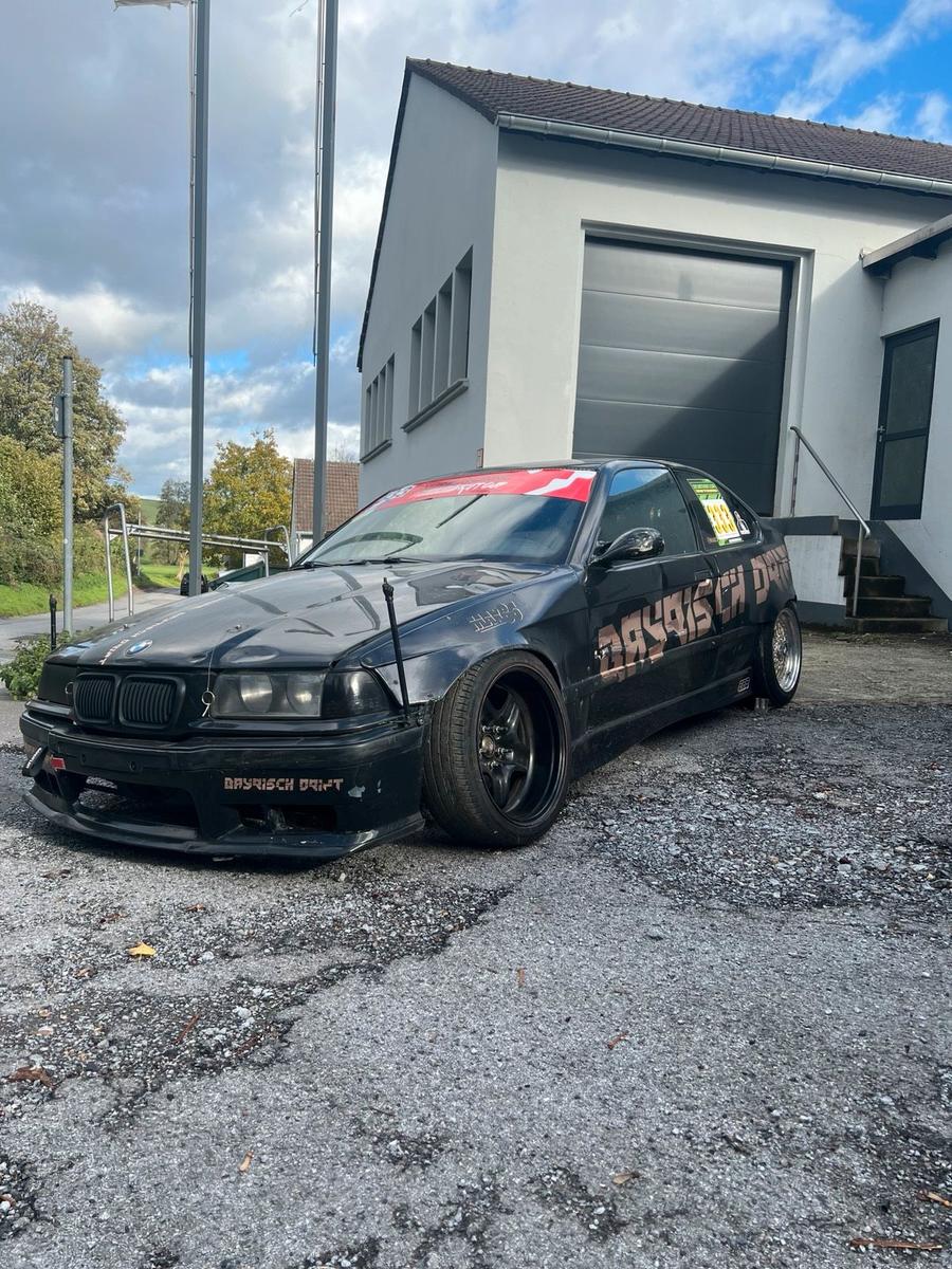 BMW 323