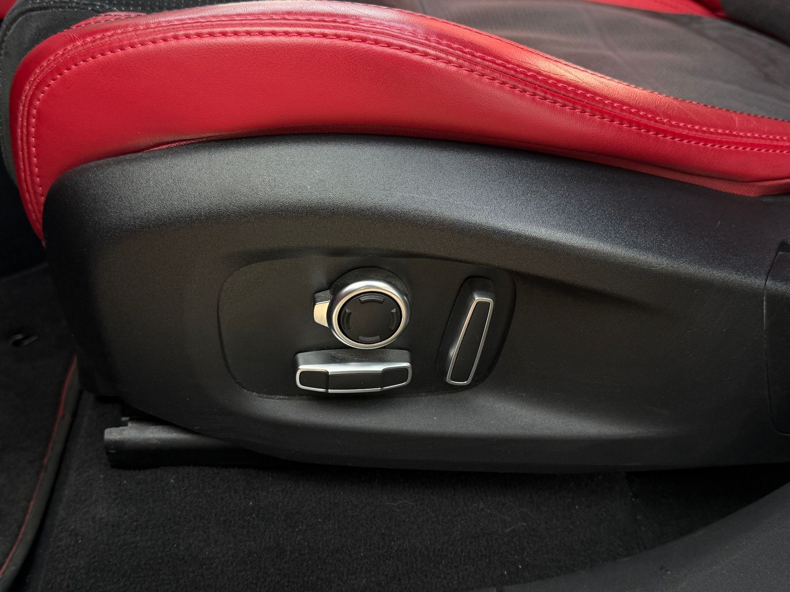 Fahrzeugabbildung Jaguar F-PACE SVR /PANO/MERIDIAN/HUD/360°KAM/MEMORY