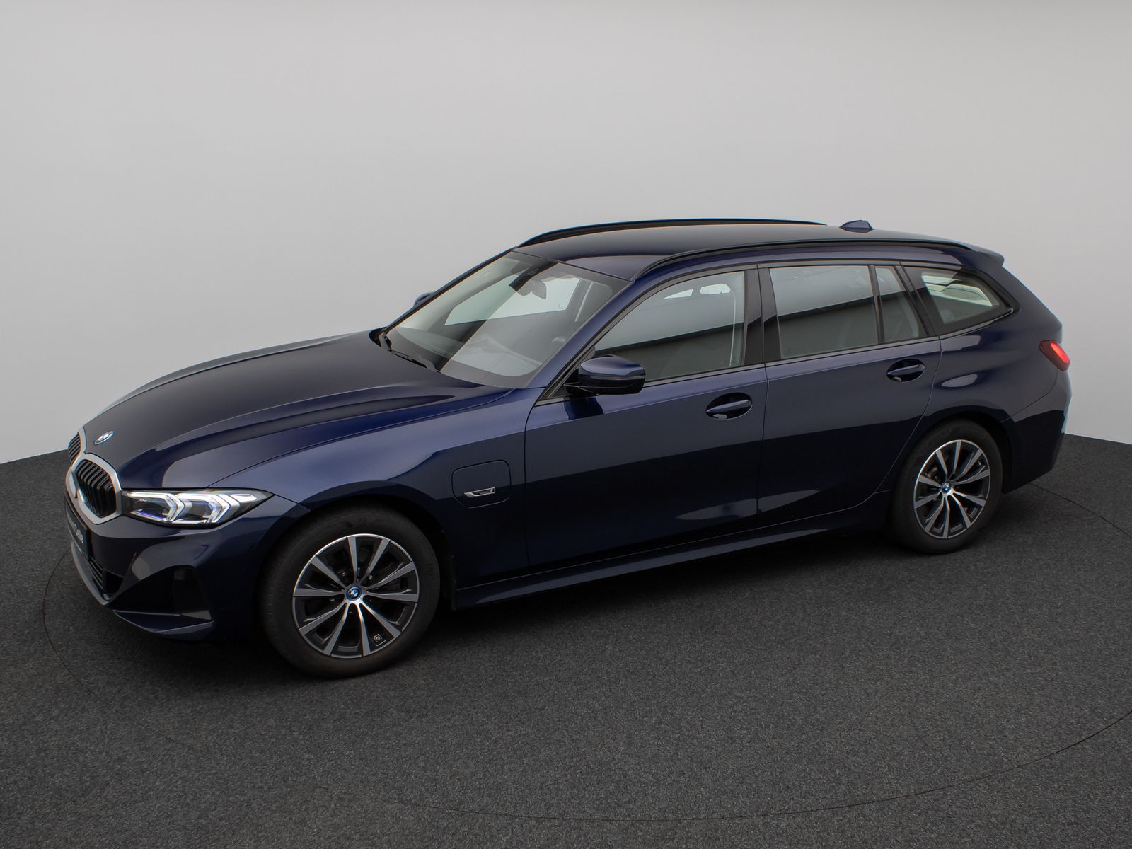 Fahrzeugabbildung BMW 330e Individual DAB HiFi Fernlichtassist PDC LED