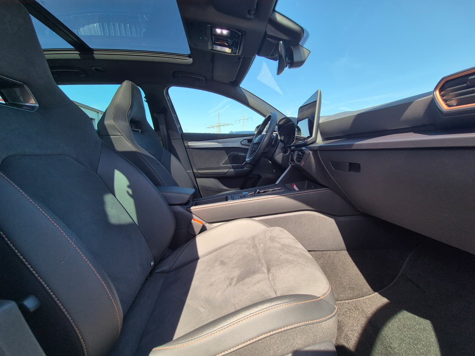 Fahrzeugabbildung CUPRA Leon 1.5 eTSI PANO*DCC*MATRIX*DINAMICA*AHK*5JG.