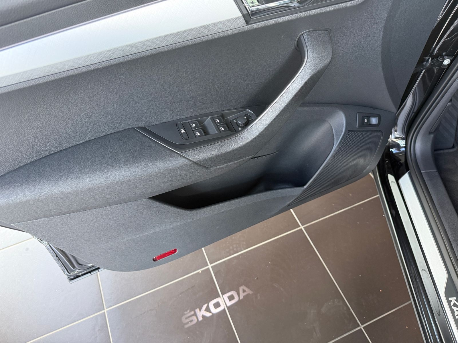 Fahrzeugabbildung SKODA KAROQ 1.5 TSI DSG AHK AMB LED NAVI