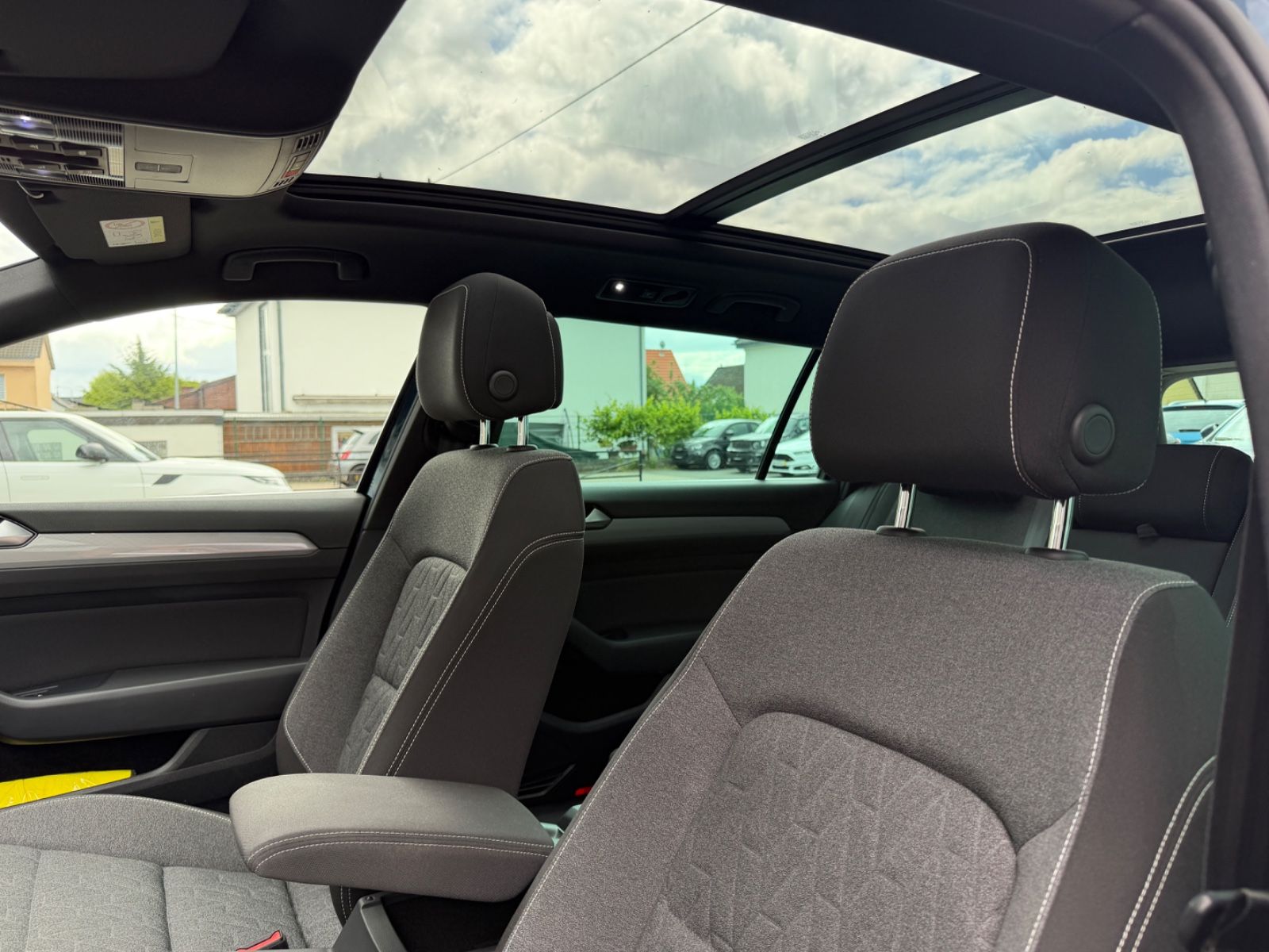 Fahrzeugabbildung Volkswagen Passat Business/AHK/Pano/LED/R-Cam/CarPlay/NAVI