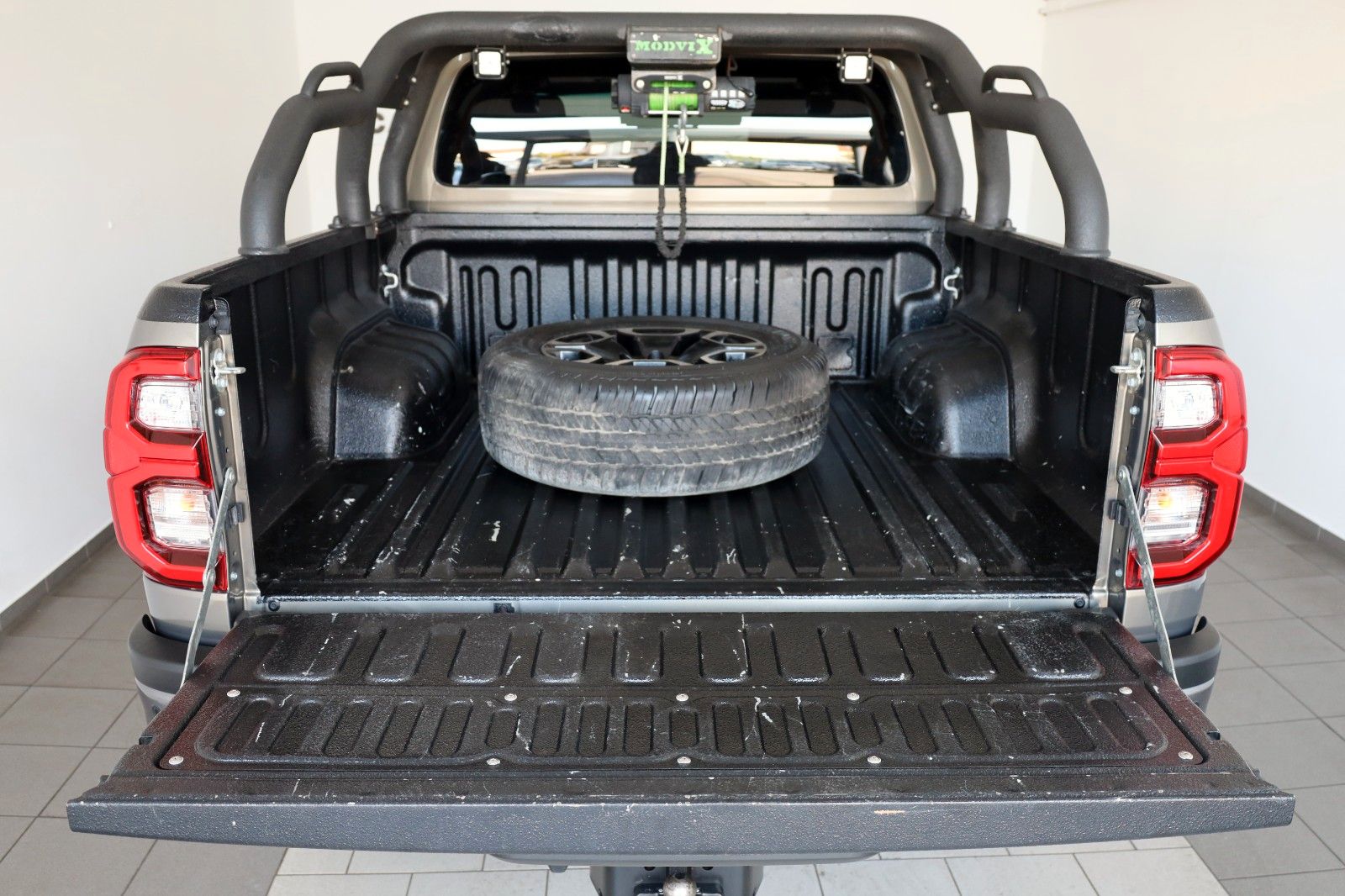 Fahrzeugabbildung Toyota Hilux 2.8 D-4D Invincible,4x4,ACC,Rollbügel, AHK