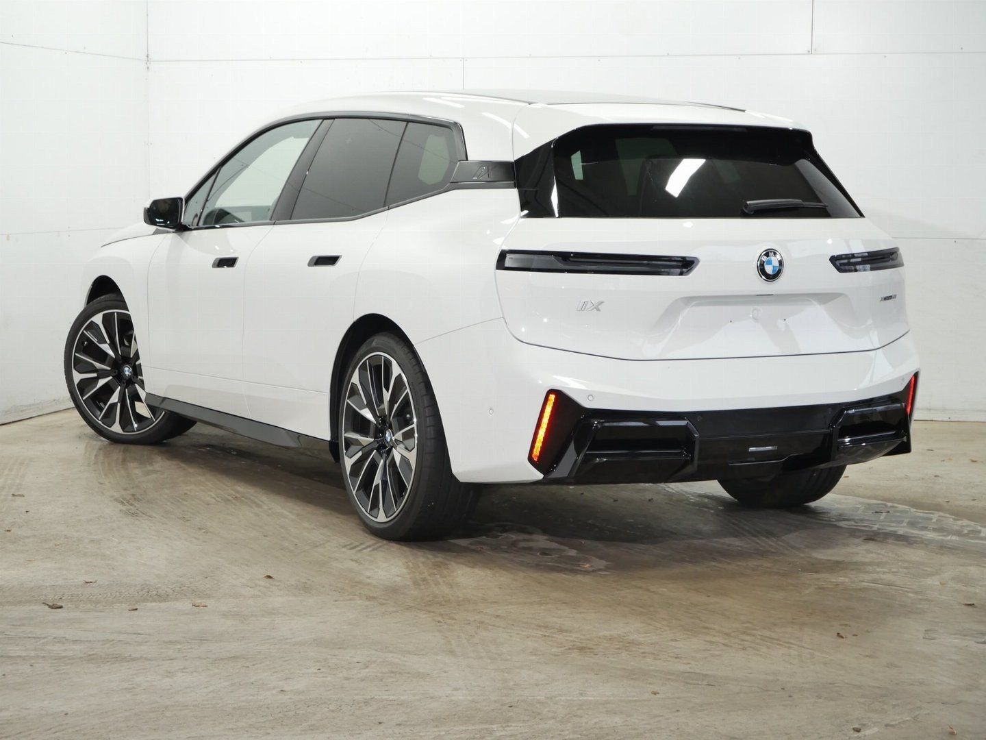 Fahrzeugabbildung BMW iX xDrive60 M Sportpaket B&W Surround DAB LED