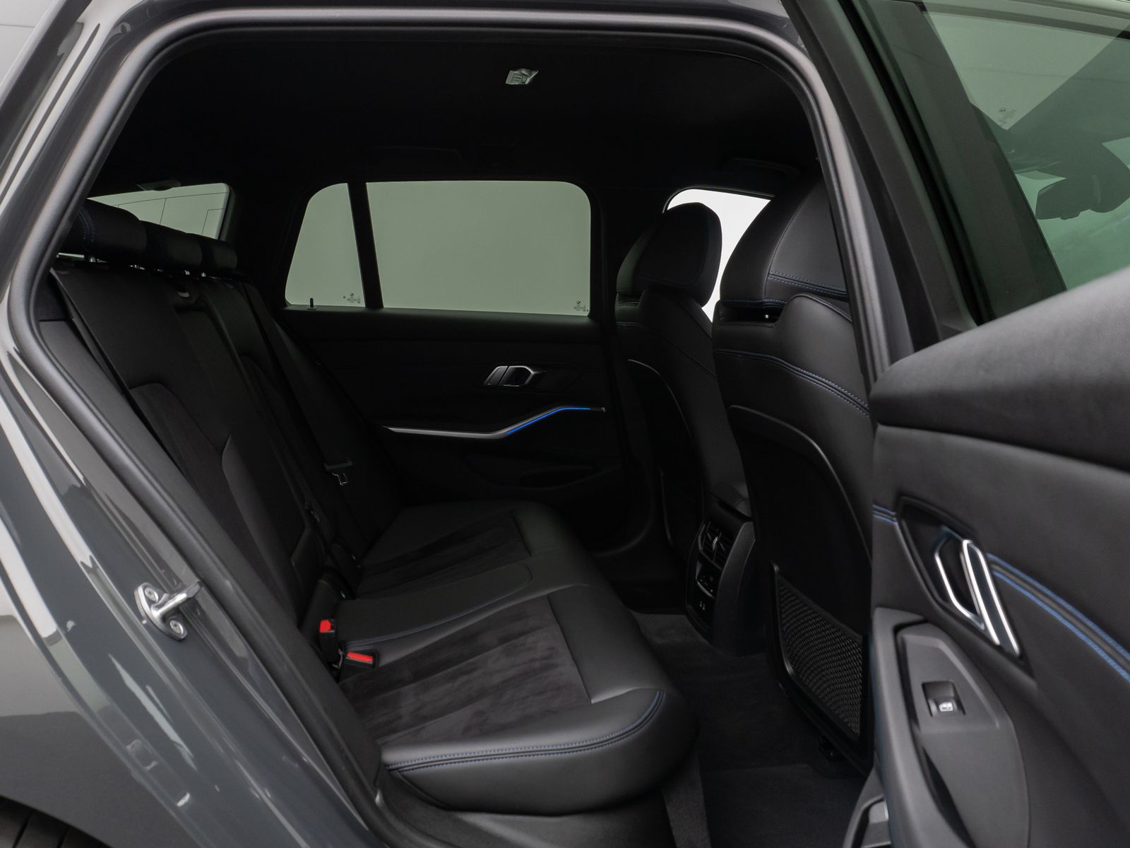 Fahrzeugabbildung BMW 330i M Sport Kamera DAB CockPitPr AHK Alarm 19"