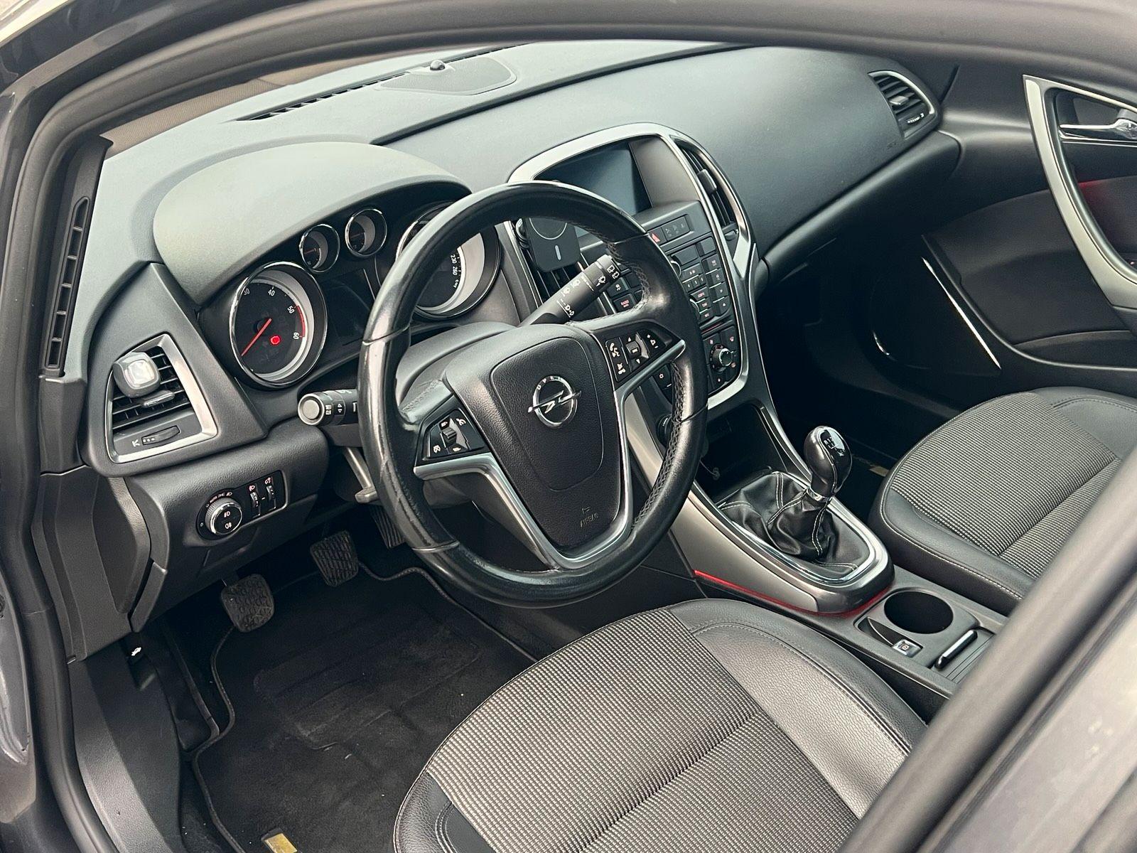 Opel Astra 2011 — photo 7