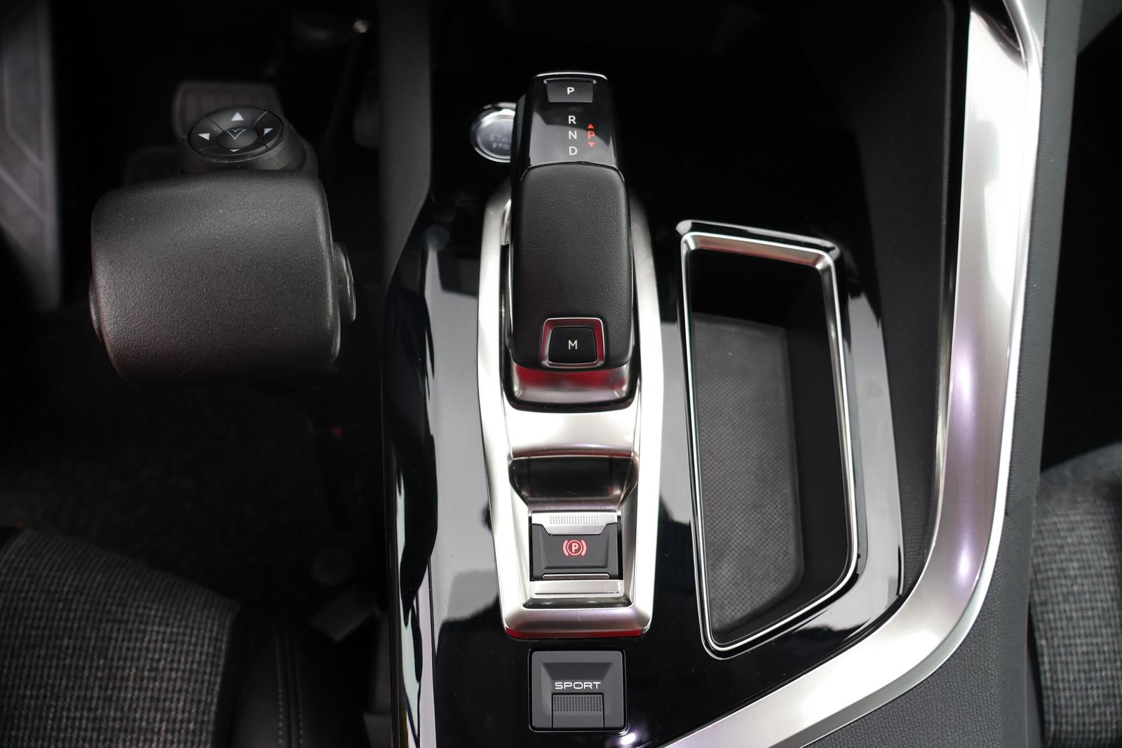 Peugeot 3008 1.2 12V Behindertenumbau Navi 360° Panorama