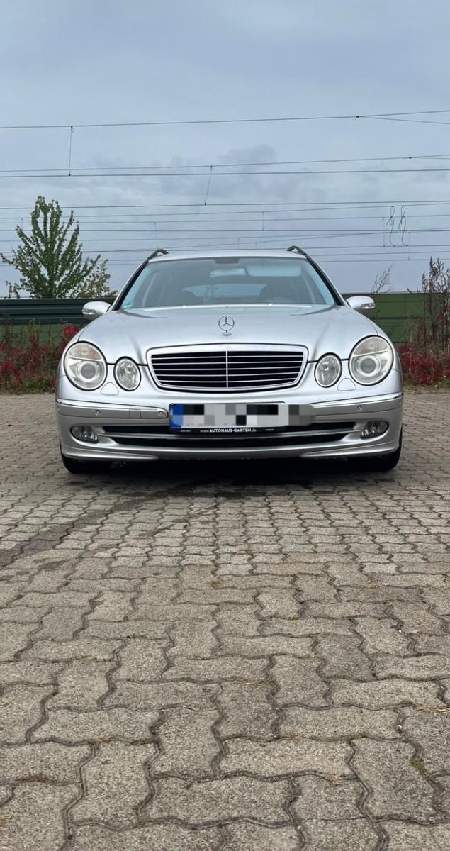 Mercedes-Benz E220 2005 — rear view