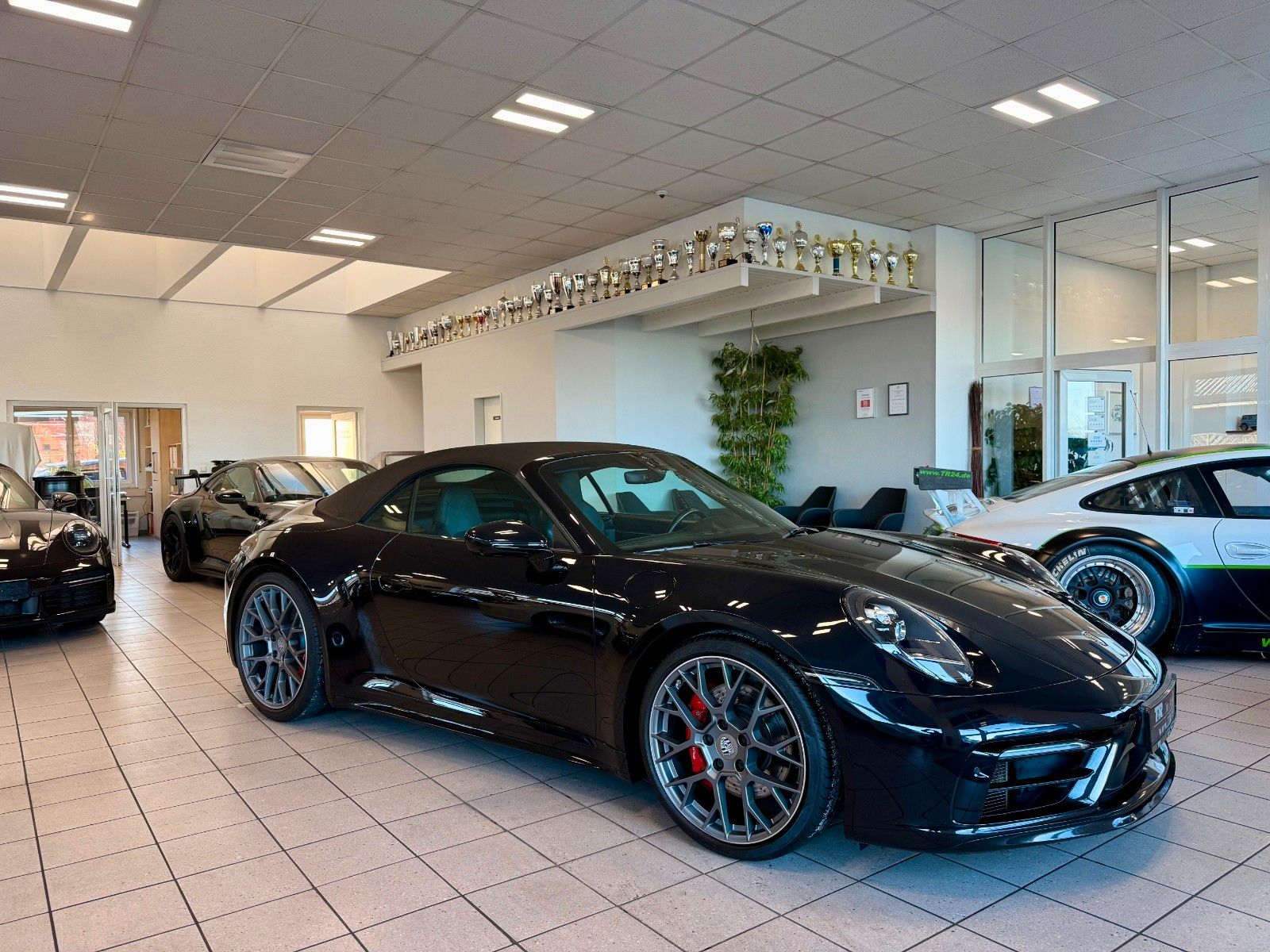 Fahrzeugabbildung Porsche 911 992 Carrera 4S Cabrio SportDesign/18Wege/SAA