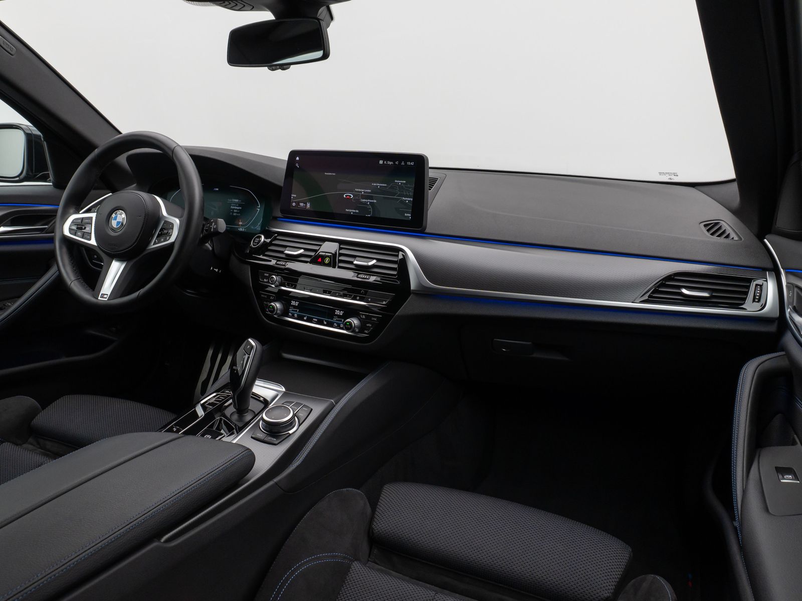 Fahrzeugabbildung BMW 520d xD M Sport Kamera HUD DAB HiFi Stop&Go AHK