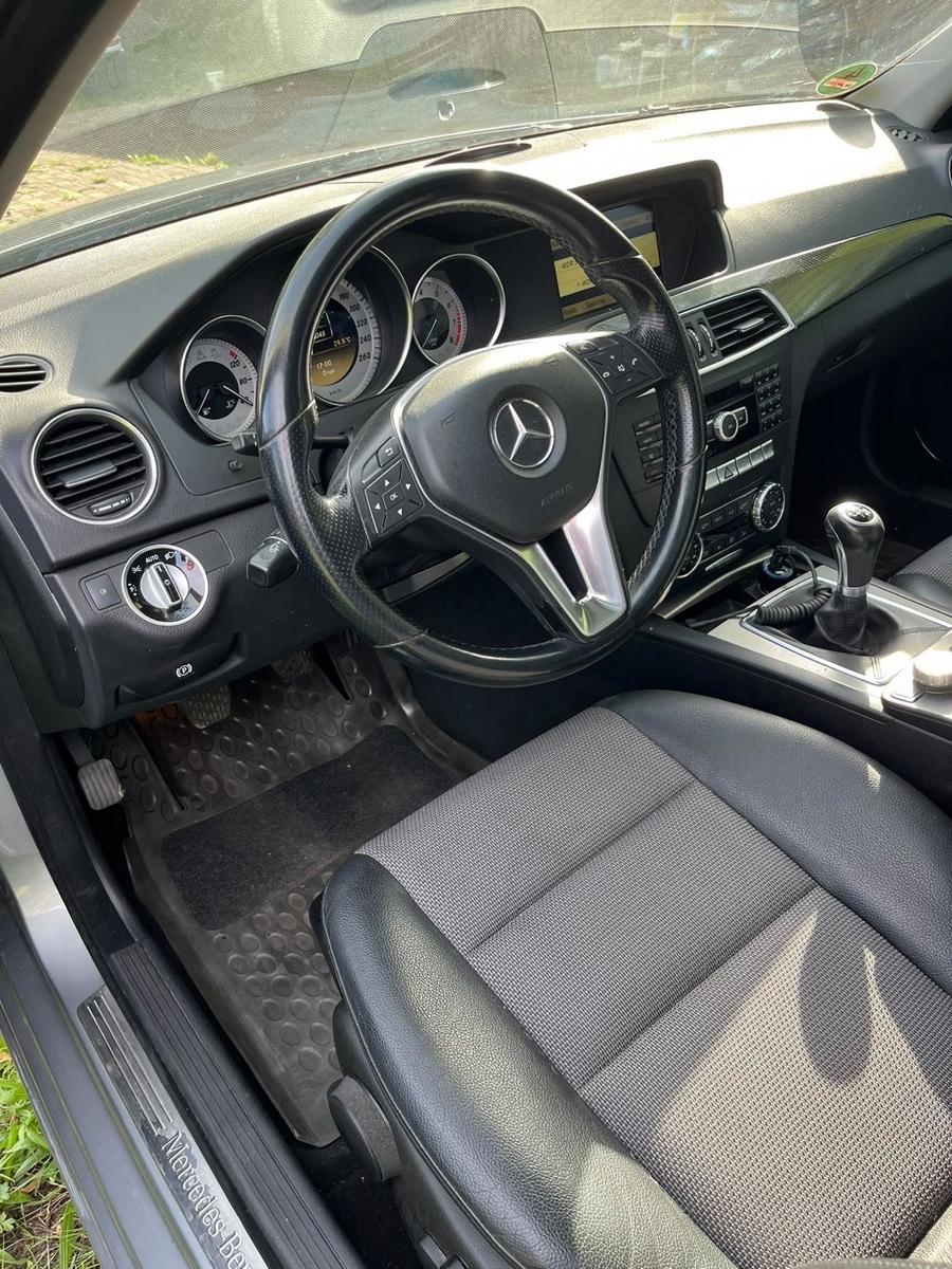 Mercedes-Benz C180 2011 — двигун 156 HP (115kW)