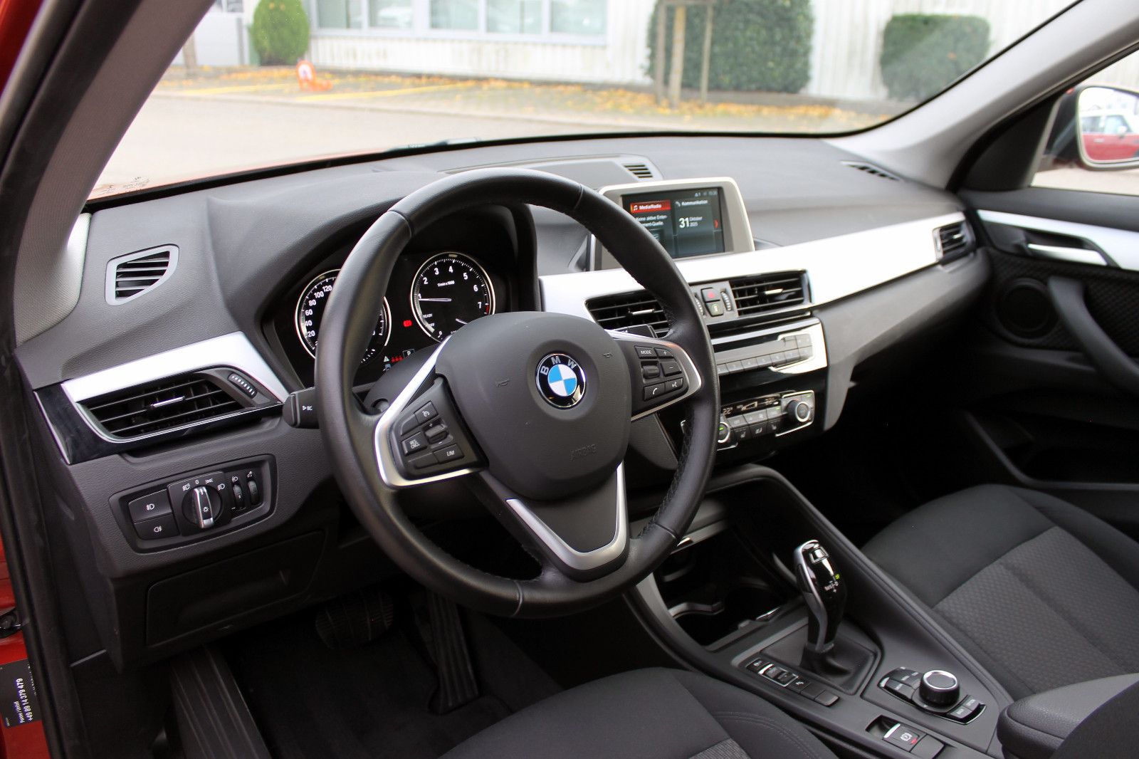 Fahrzeugabbildung BMW X1 sDrive 20i Steptr. Advantage KAM PDC SHZ TEMP