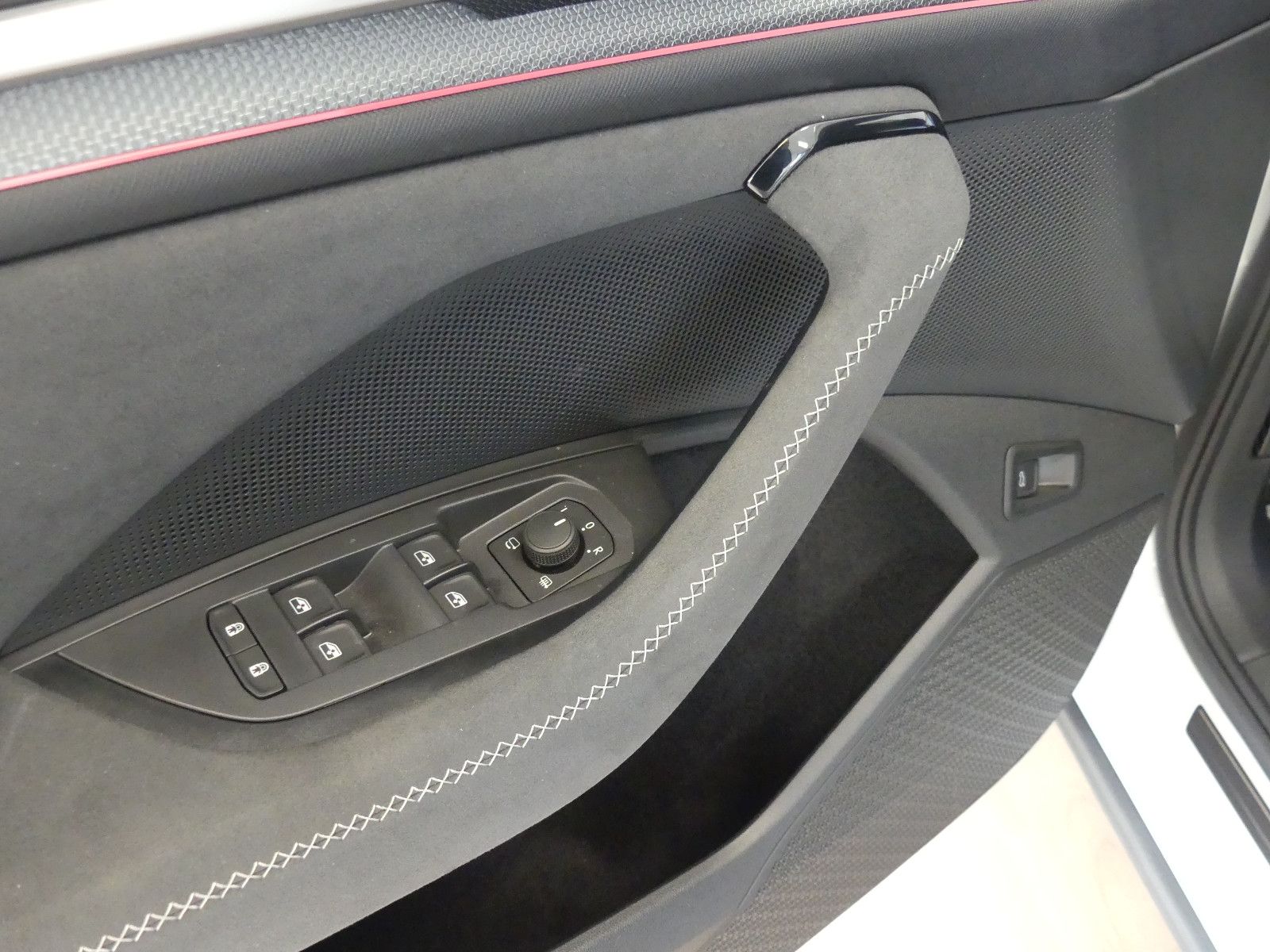 Fahrzeugabbildung SKODA Kodiaq 2.0 TDI DSG 4x4 Sportline *AHK*FSH*NAV*