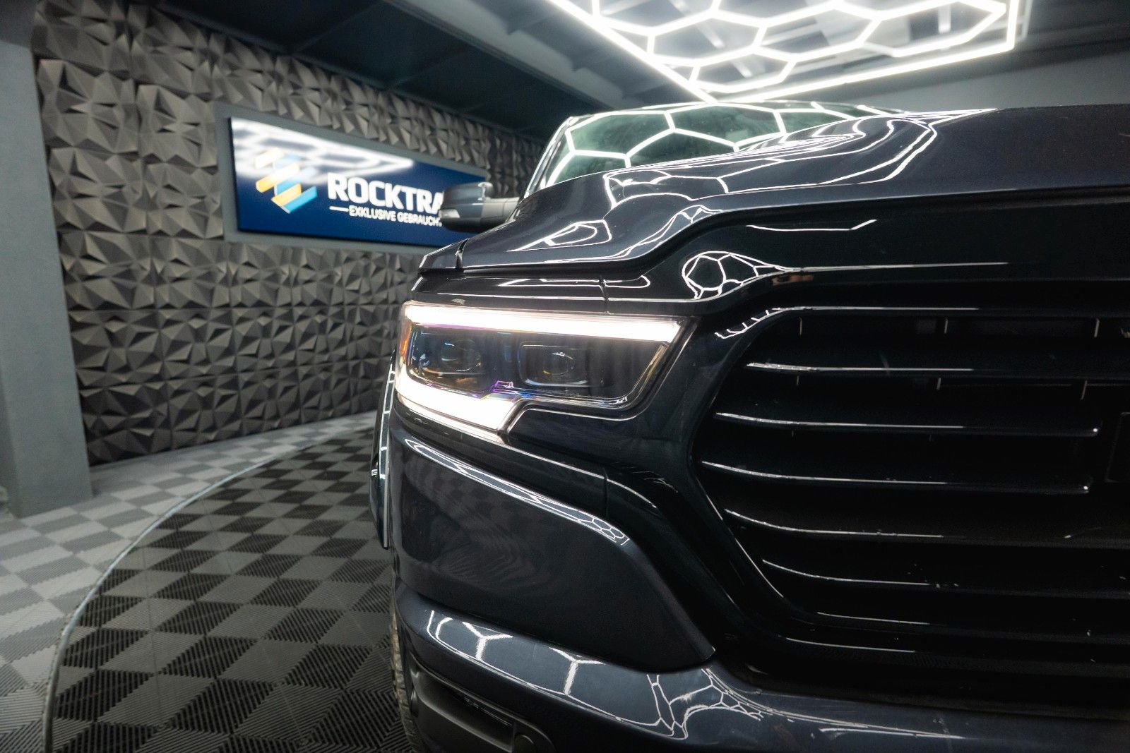 Fahrzeugabbildung Dodge RAM 5.7 V8 HEMI 4x4 OFFROAD Night Limited 19%