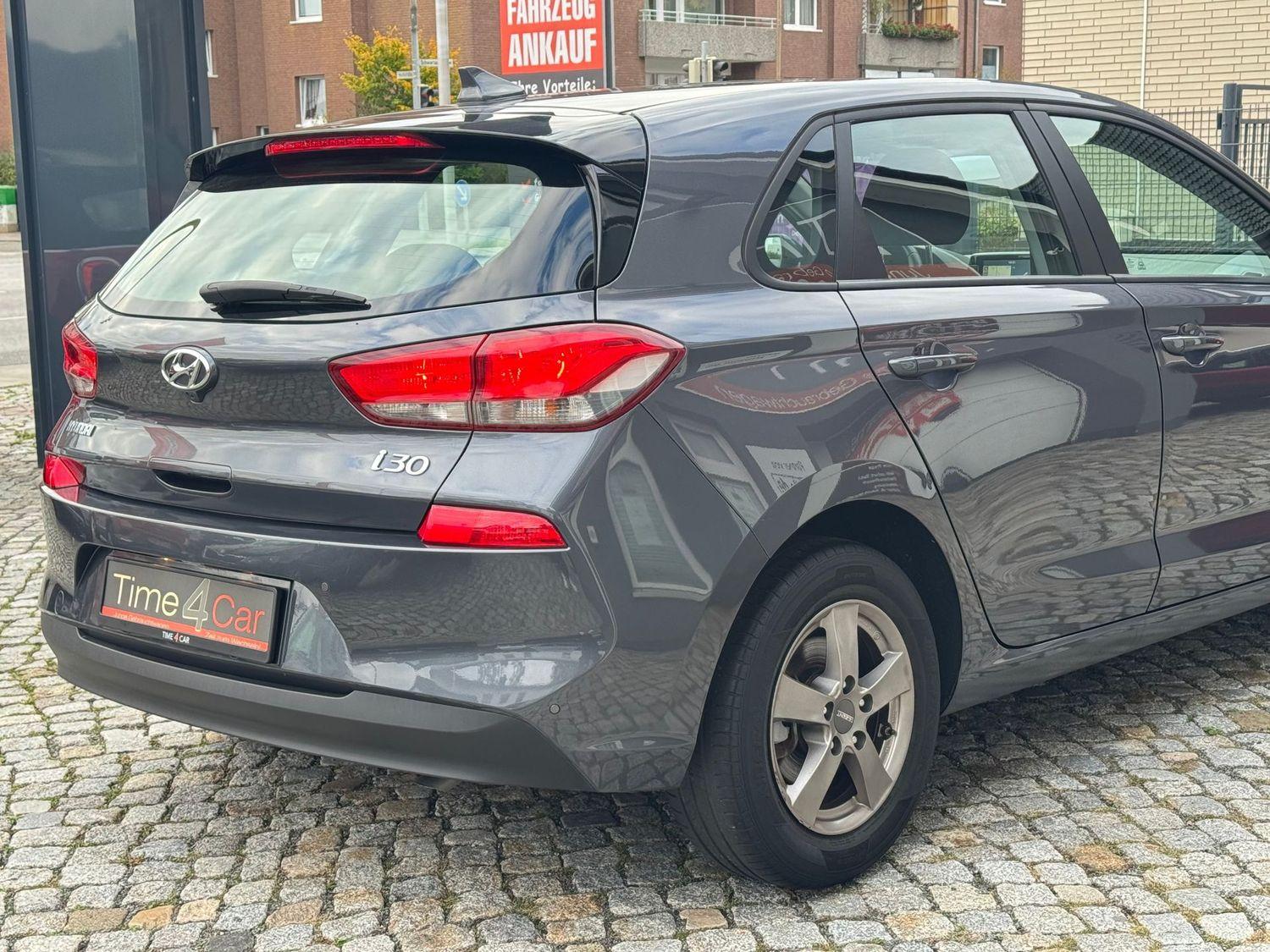 Hyundai i30 Select Kamera CarPlay Navi SHZ Tempom.