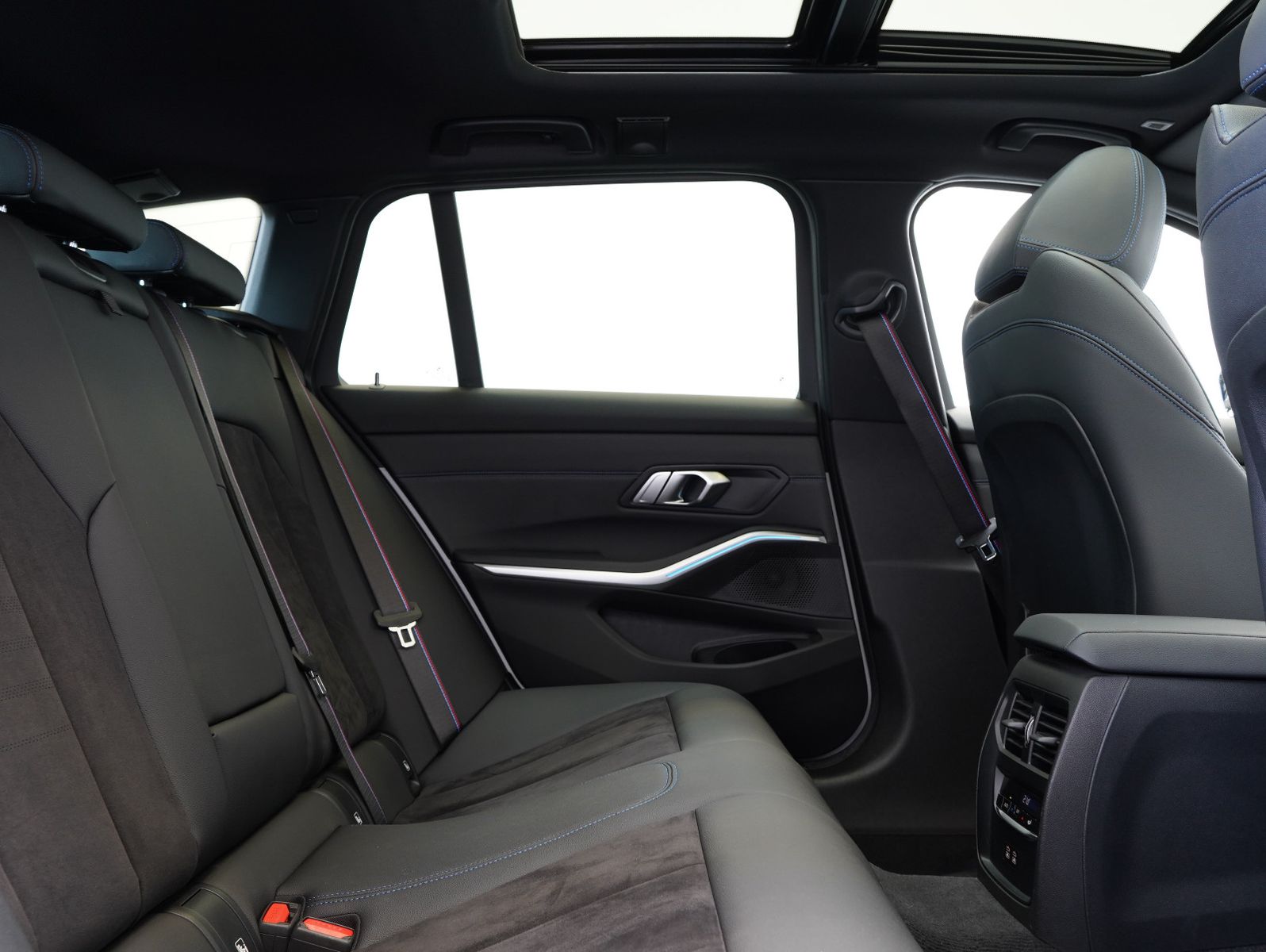 Fahrzeugabbildung BMW 320 i Touring M Sport SHADOW/WIDE/HEADUP/PANO