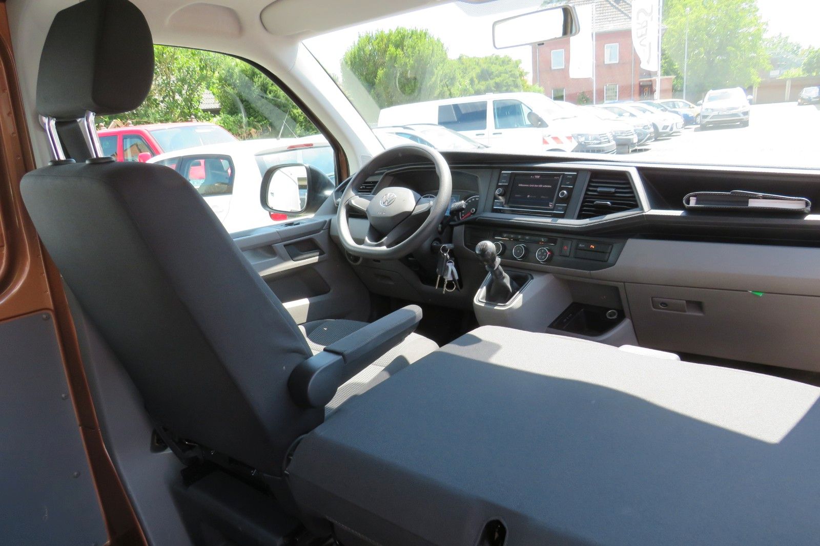 Fahrzeugabbildung Volkswagen T6.1 Kombi TDI 9SITZE GRA PDC APP-CONNECT SITZH.
