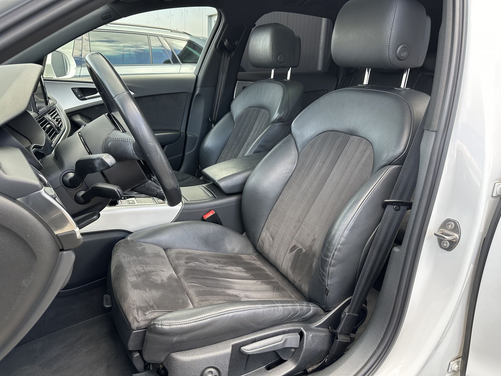 Fahrzeugabbildung Audi A6 Avant 2.0 TDI S-Tronic Ultra NAV+XEN+PANO+KAM